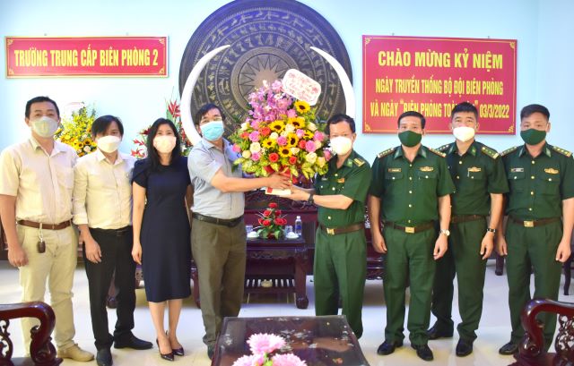 Đoàn công tác của Báo BR-VT tặng hoa chúc mừng cán bộ, giảng viên và chiến sĩ Trường Trung cấp Biên phòng 2.