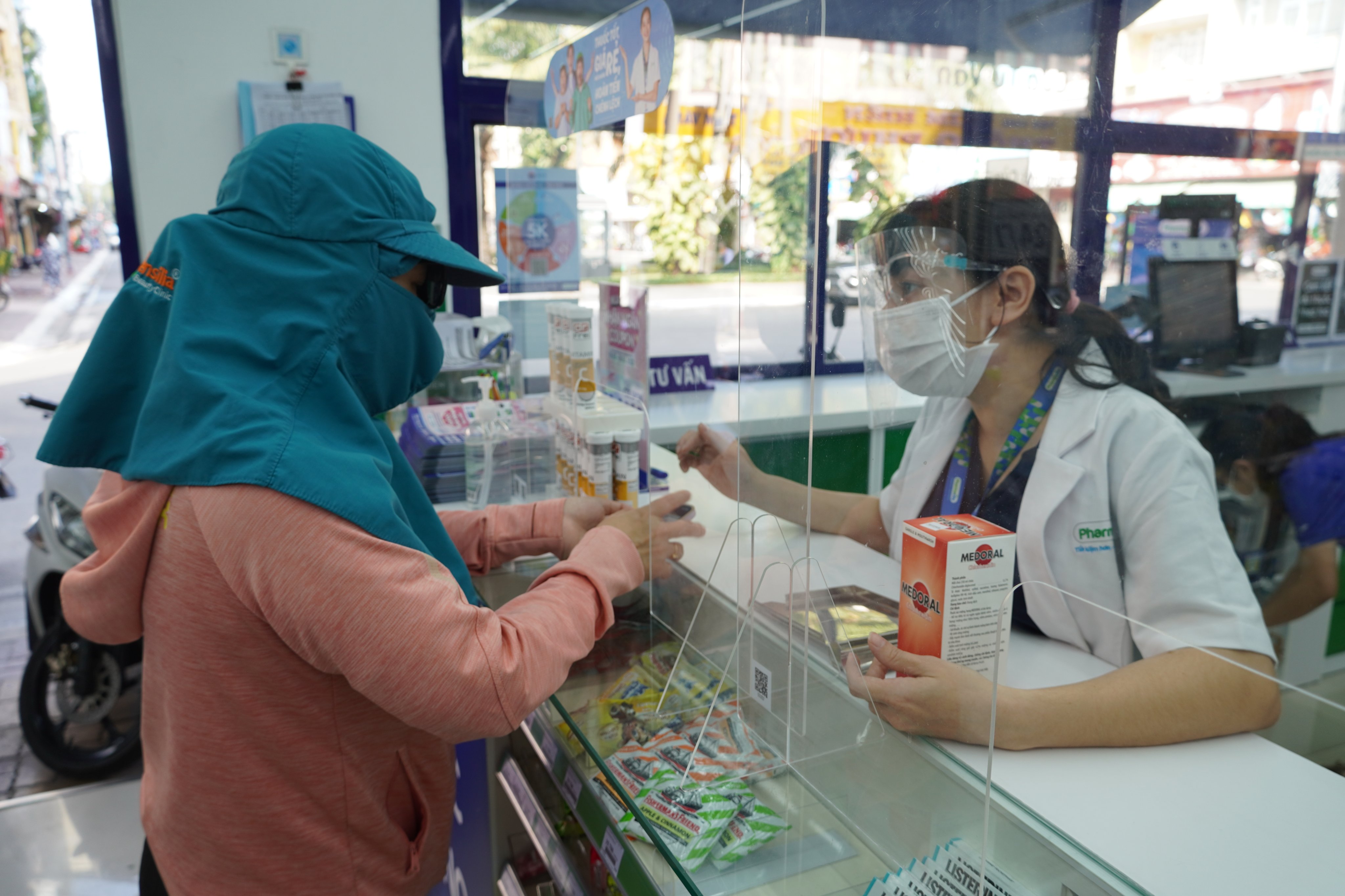 Nhân viên nhà thuốc tư vấn cho khách hàng mua thuốc Molnupiravir điều trị COVID-19 tại nhà thuốc Parmacity Vũng Tàu. Ảnh: MẠNH THẮNG