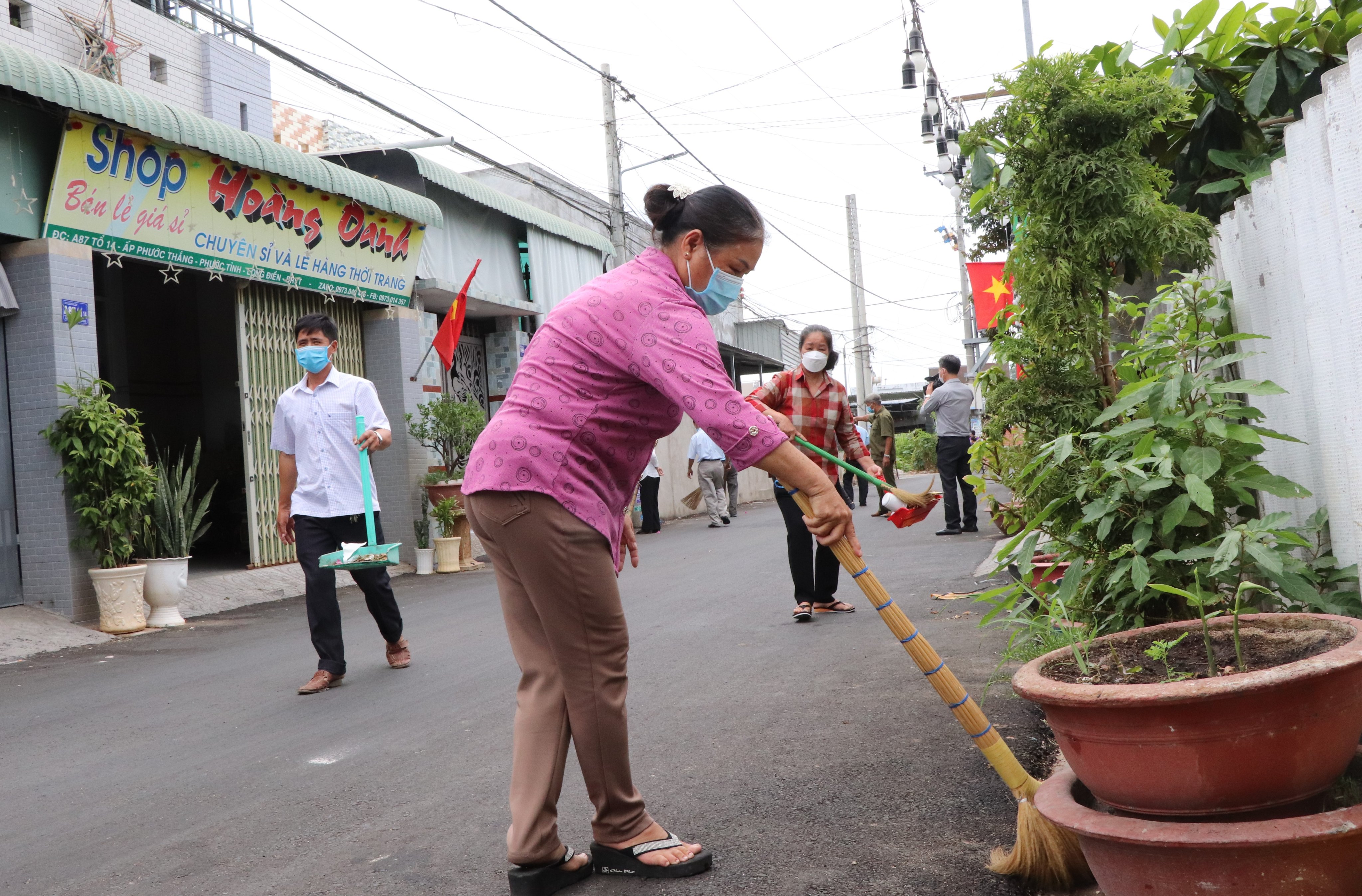 Cán bộ, đảng viên và người dân trong ấp ra quân thu gom rác thải, VSMT các tuyến đường trong khu dân cư.