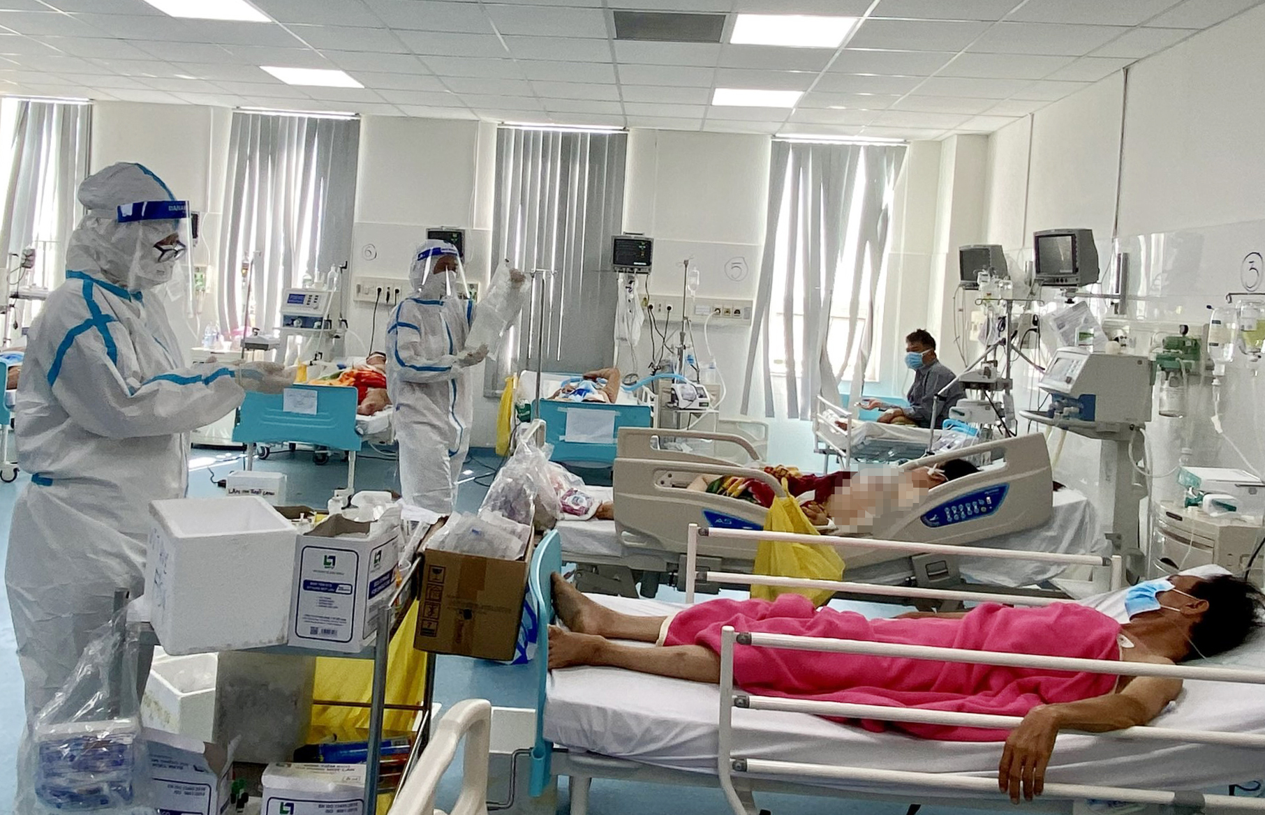 Bệnh nhân điều trị tại Trung tâm Hồi sức cấp cứu, cơ sở điều trị COVID-19-Bệnh viện Vũng Tàu. Ảnh: HOÀNG HƯỜNG