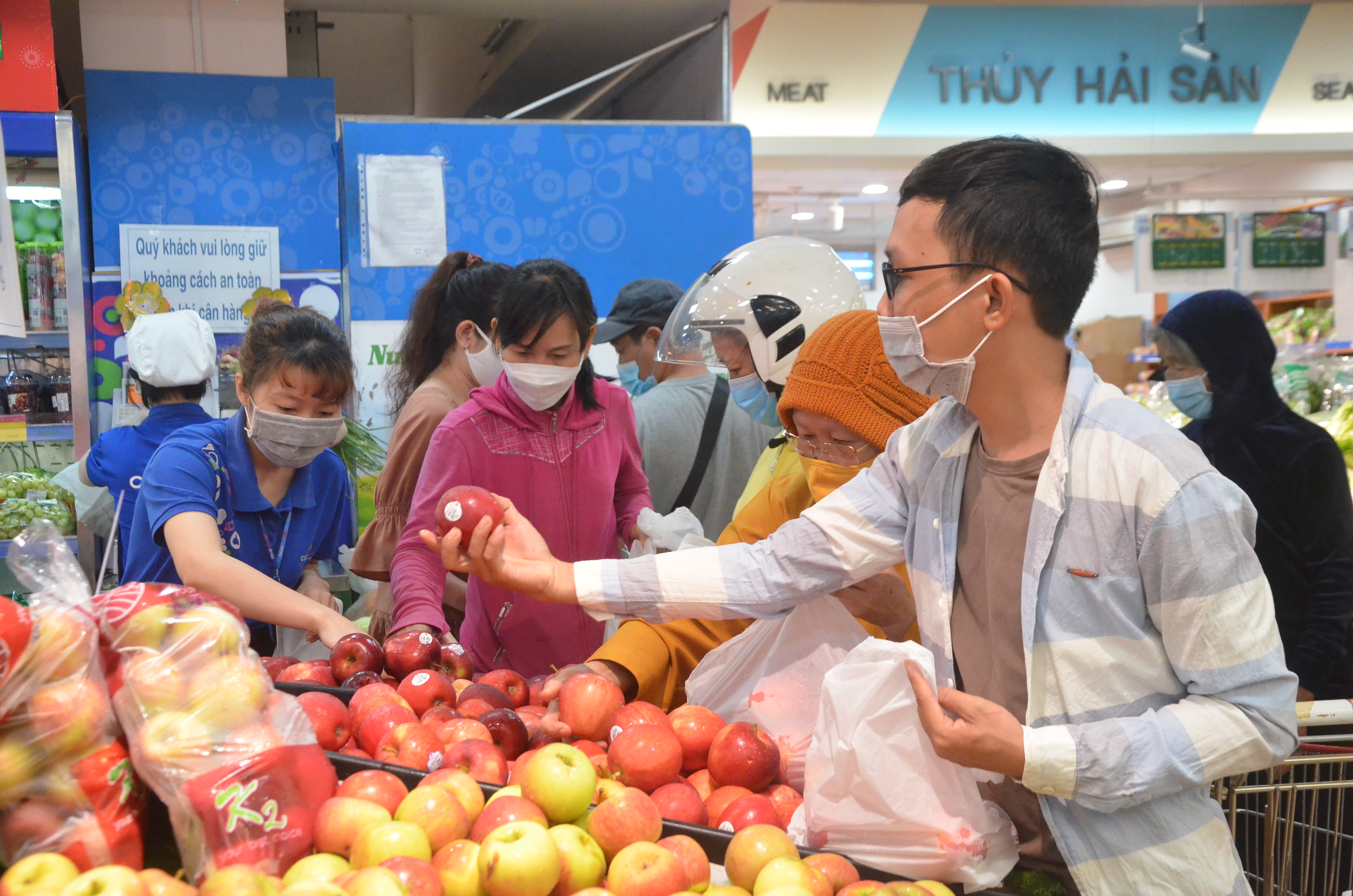 Người dân mua sắm tại Co.op Mart  Bà Rịa.