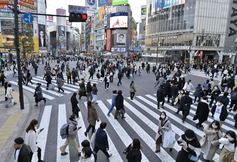 Người dân di chuyển trên đường phố tại Tokyo, Nhật Bản.