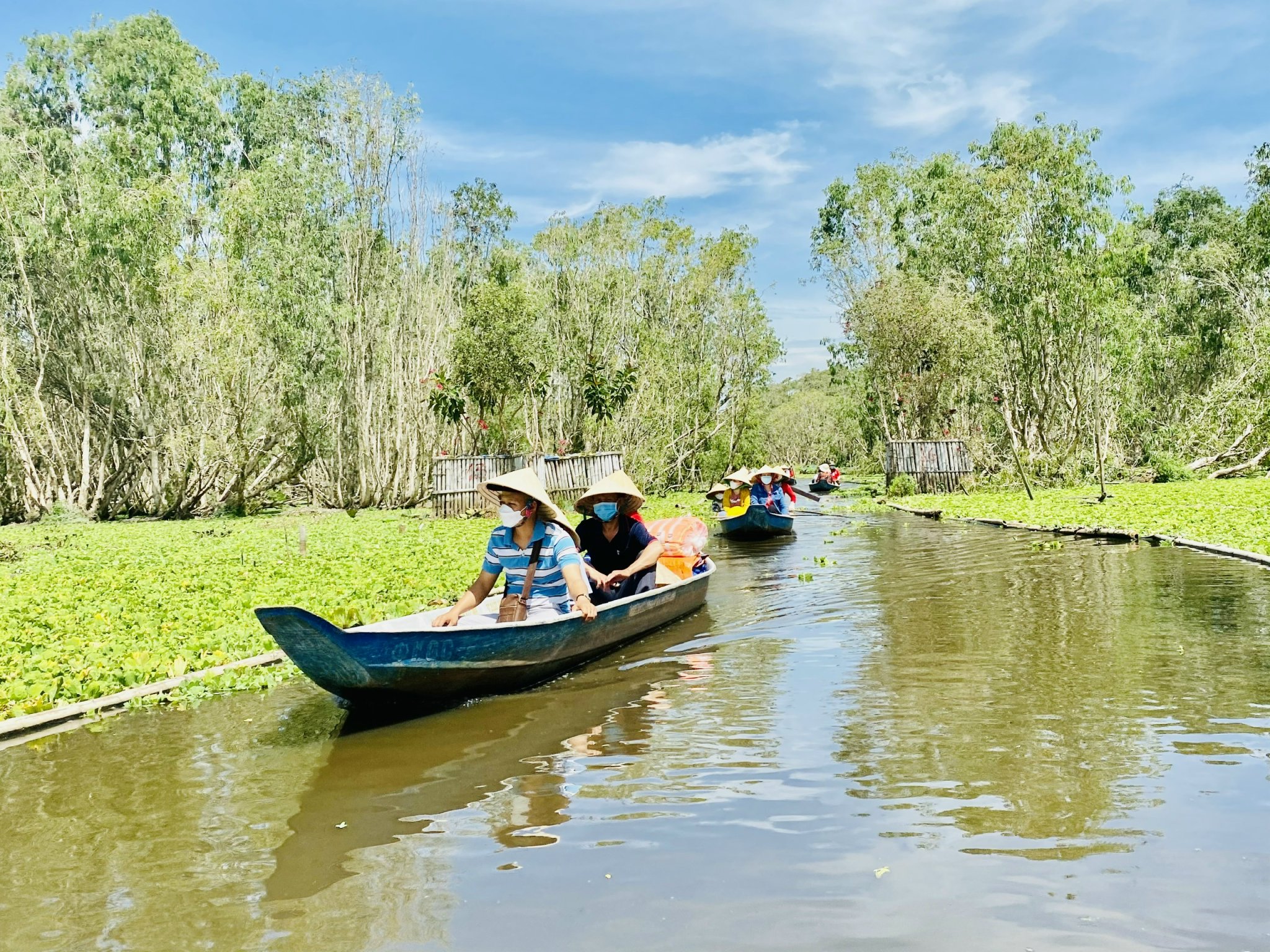 Du khách tham quan rừng tràm Trà Sư bằng xuồng ba lá.