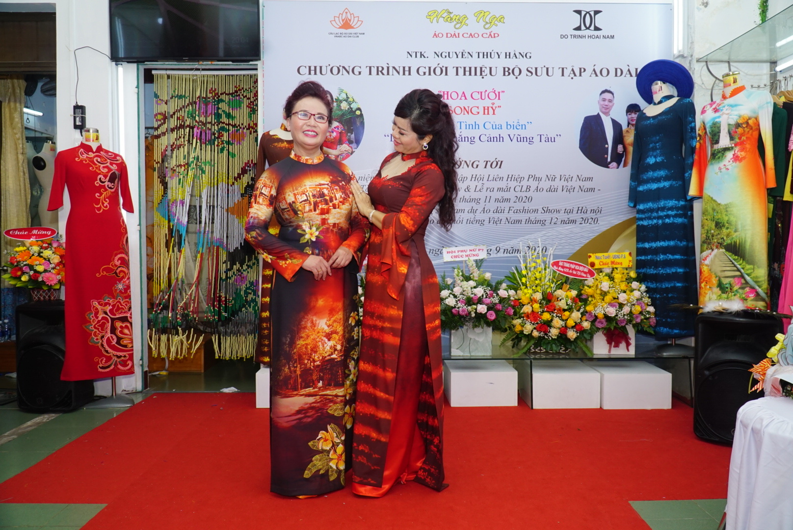 Chị Thúy Hằng (bên phải), Chủ tiệm may Hằng Nga đang tư vấn cho khách hàng áo dài do chị thiết kế.