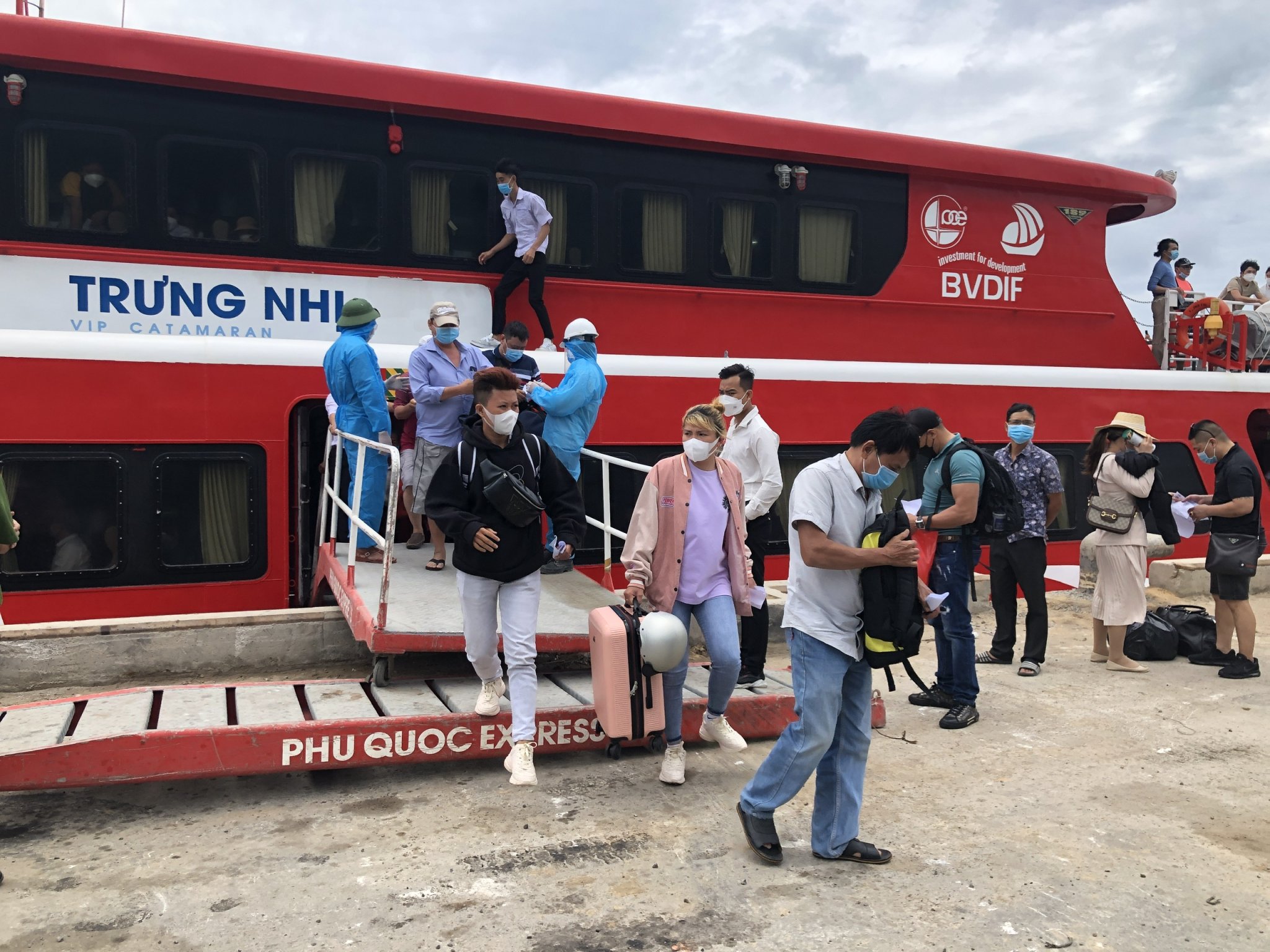 Hành khách đi tàu cao tốc Trưng Nhị Express cập cảng Bến Đầm.