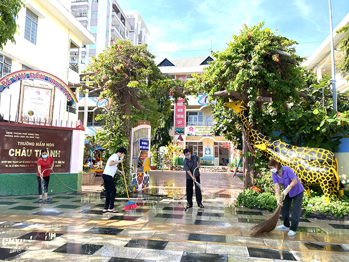Dự thảo Nghị quyết HĐND tỉnh quy định rõ về các khoản thu dịch vụ phục vụ, hỗ trợ hoạt động giáo dục trong đó có mức thu thuê mướn quét dọn khuôn viên trường mầm non. Trong ảnh: Nhân viên Trường MN Châu Thành (TP. Vũng Tàu) vệ sinh khuôn viên trường học. Ảnh: HOÀNG DƯƠNG