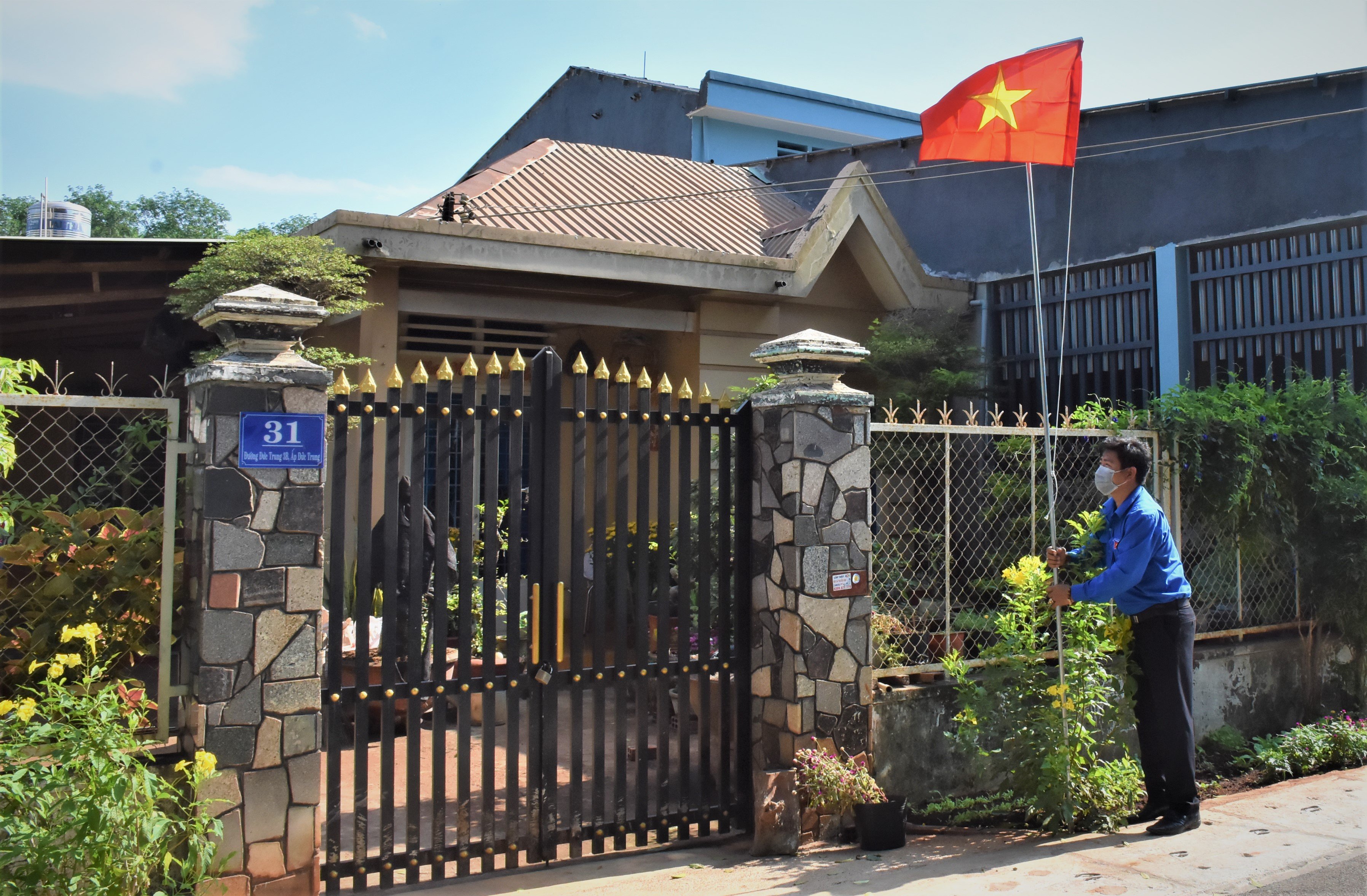ĐVTN Huyện Đoàn Châu Đức lắp đặt trụ và cắm cờ cho từng hộ dân tại ấp Đức Trung, xã Bình Ba.