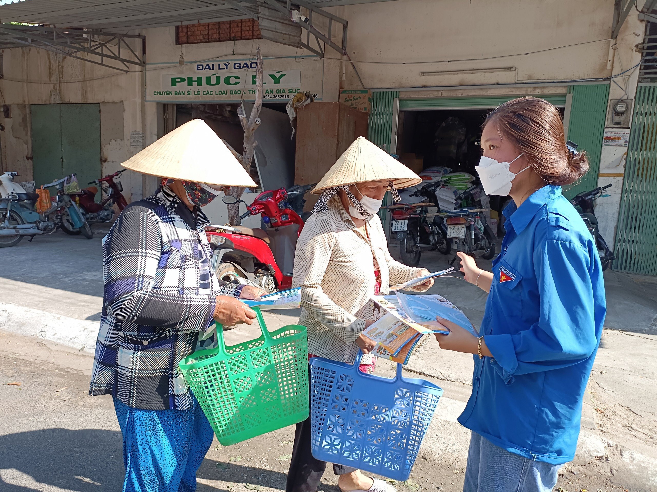 ĐVTN huyện Long Điền phát tờ rơi tuyên truyền phòng, chống dịch COVID-19 và tặng khẩu trang cho bà con tại chợ Long Điền. 
