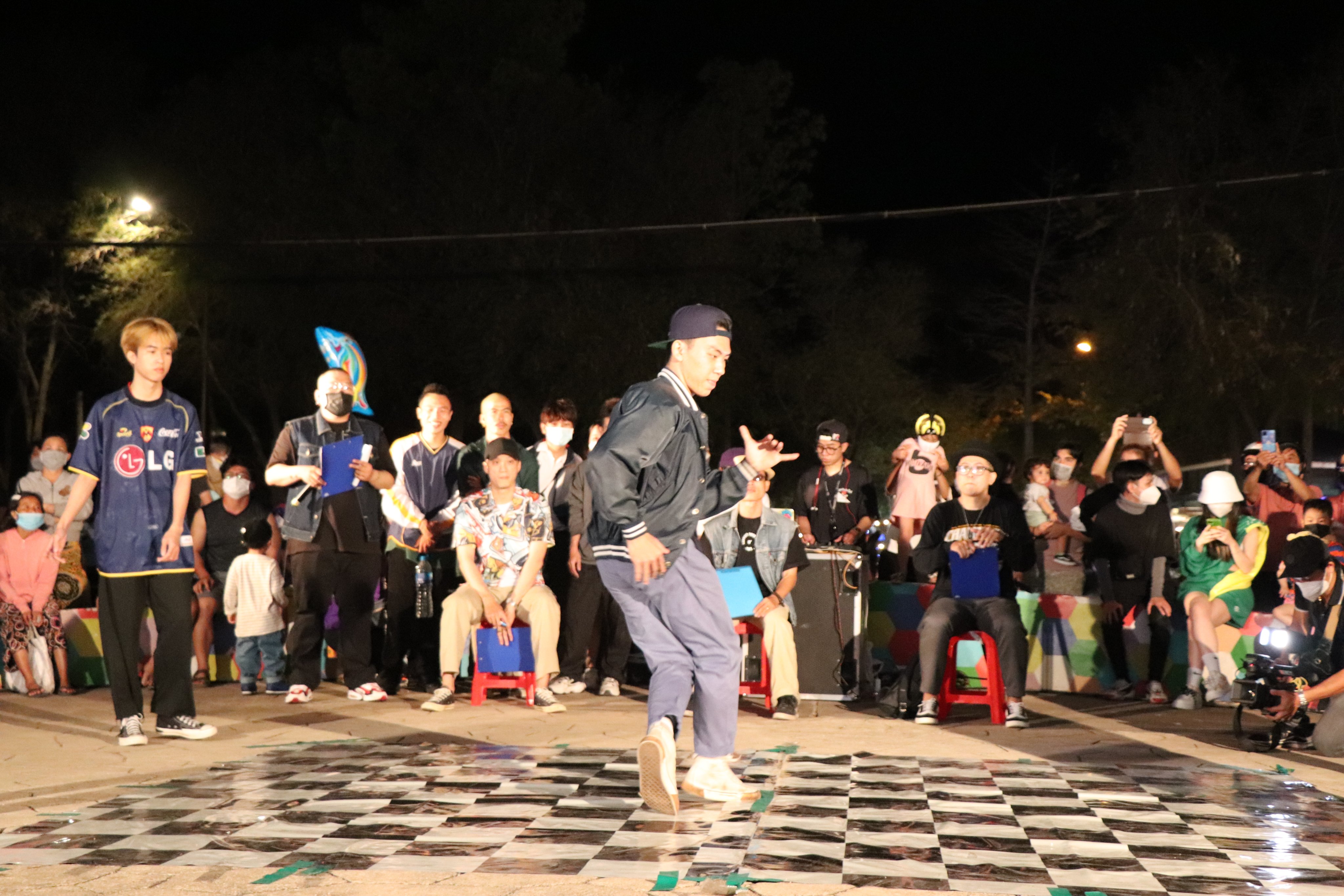 Đêm nhạc thứ 2 lại đem đến cho khán giả sự phấn khích với cuộc thi hip hop “nhảy đường phố”. 