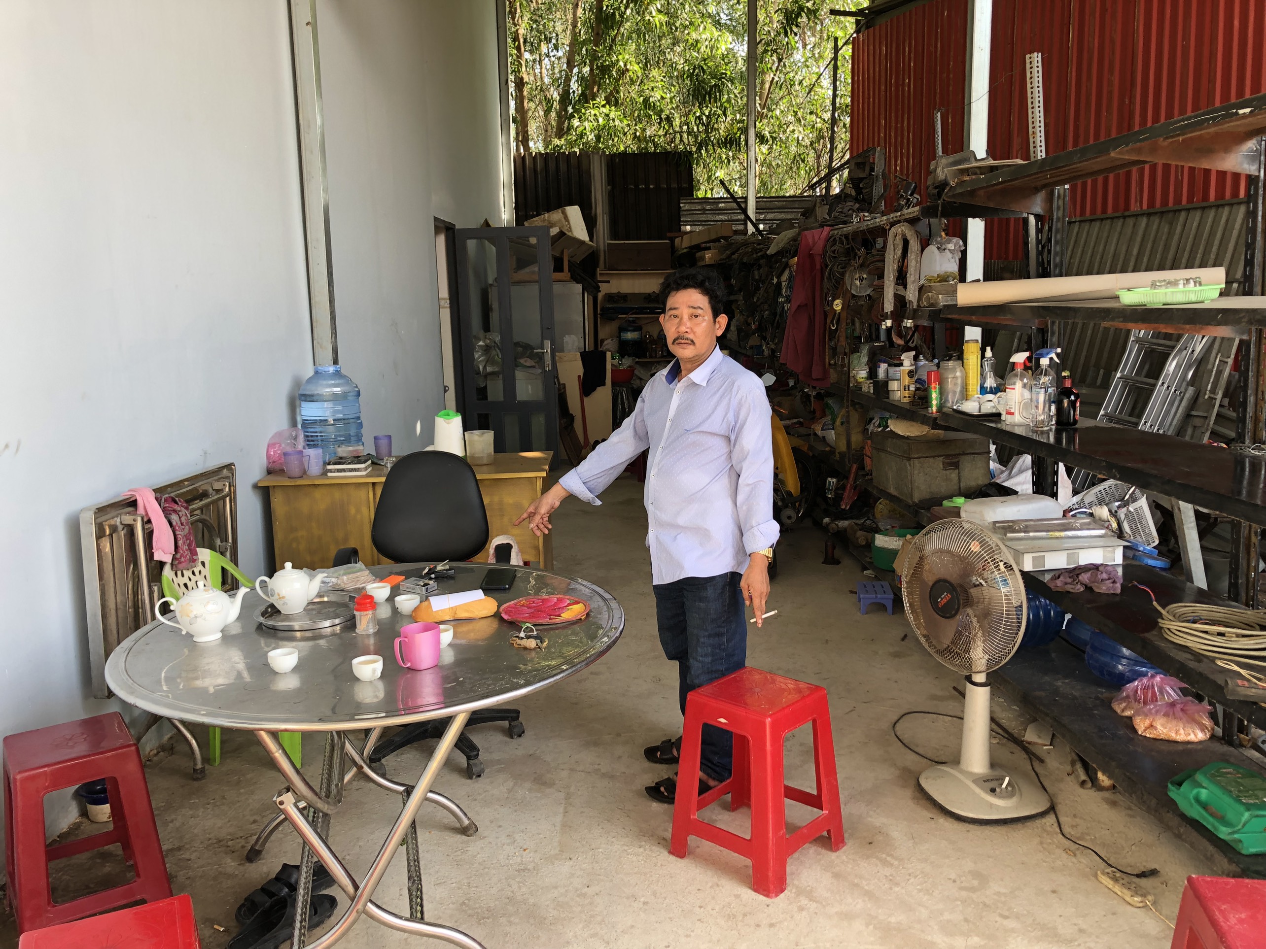 Ông Khanh vẫn chưa hết bàng hoàng vì bị nhóm Sang “ đen” mang hung khí tới nhà vây đánh - ảnh: Trần Tiến.