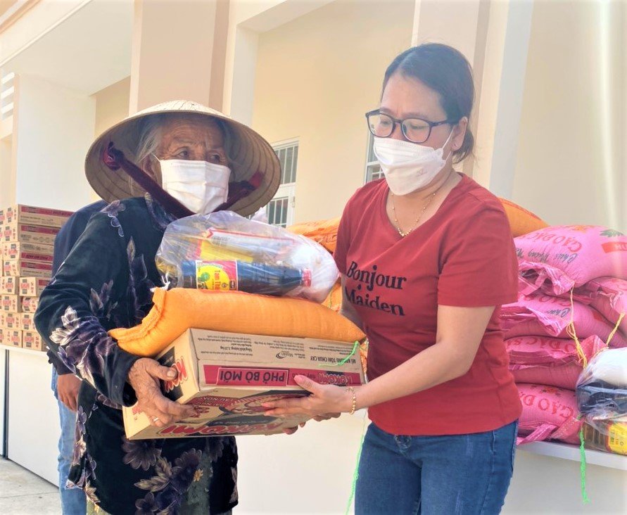 Bà Lê Hoàng Đông Nghi, Chủ tịch Hội LHPN xã Sơn Bình trao quà cho người già neo đơn. Ảnh: MAI NGỌC