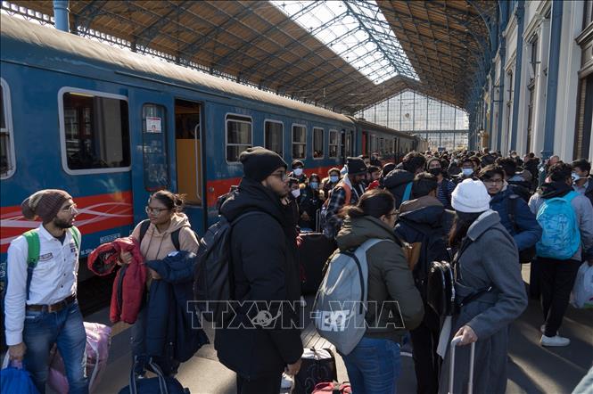 Người dân sơ tán khỏi Ukraine tới nhà ga ở Budapest, Hungary ngày 1/3/2022.