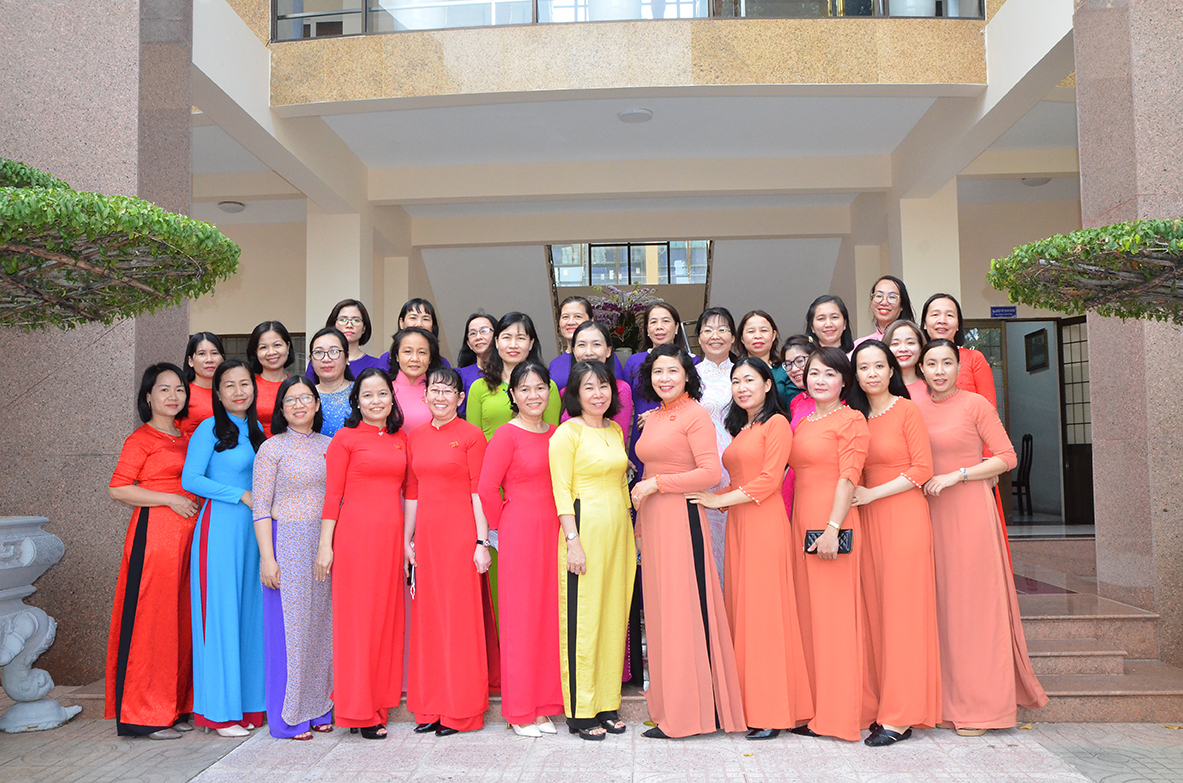 Công chức các phòng, ban thuộc Thành ủy, HĐND, UBND TP. Vũng Tàu mặc áo dài đến công sở để hưởng ứng “Tuần lễ áo dài”.
