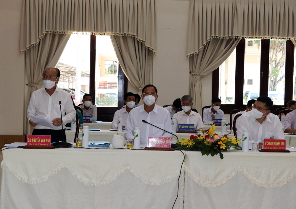 Ông Nguyễn Văn Việt, Bí thư Huyện ủy Châu Đức báo cáo kết quả thực hiện nhiệm vụ của huyện năm 2021.
