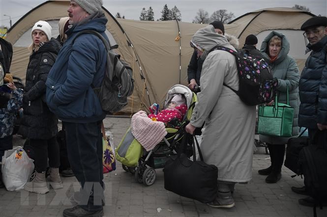 Người tị nạn Ukraine chờ để vào Ba Lan tại cửa khẩu biên giới Medyka, ngày 6/3/2022.