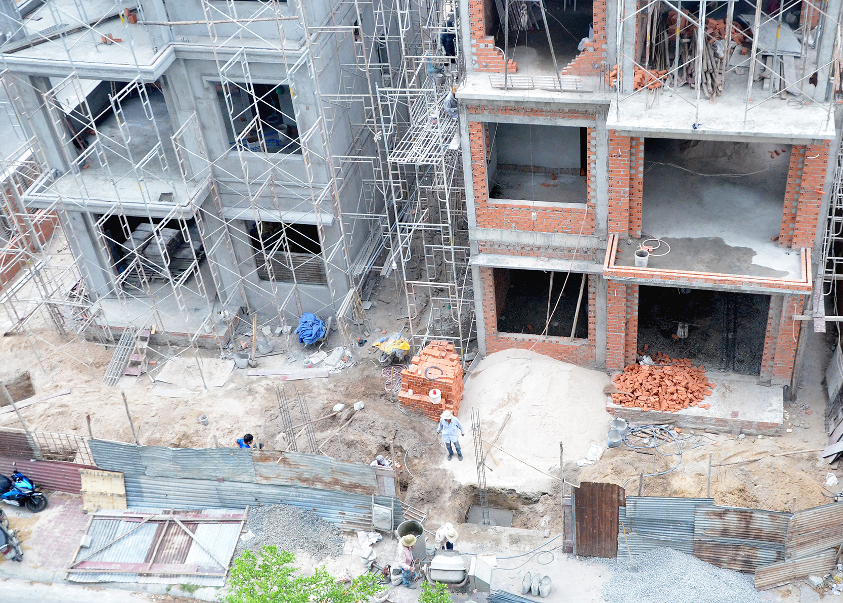 Giá VLXD tăng khiến các DN xây dựng gặp nhiều khó khăn do chi phí bị đội lên.  Trong ảnh: Công nhân thi công tại một công trình xây dựng ở TP. Vũng Tàu.
