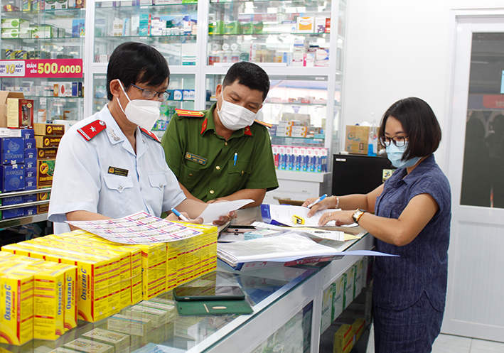 Các thành viên trong Đoàn Thanh tra liên ngành kiểm tra giấy tờ pháp lý về kinh doanh dược của Nhà thuốc Pharmacity, số 2 Nguyễn Văn Trỗi (TP.Vũng Tàu).