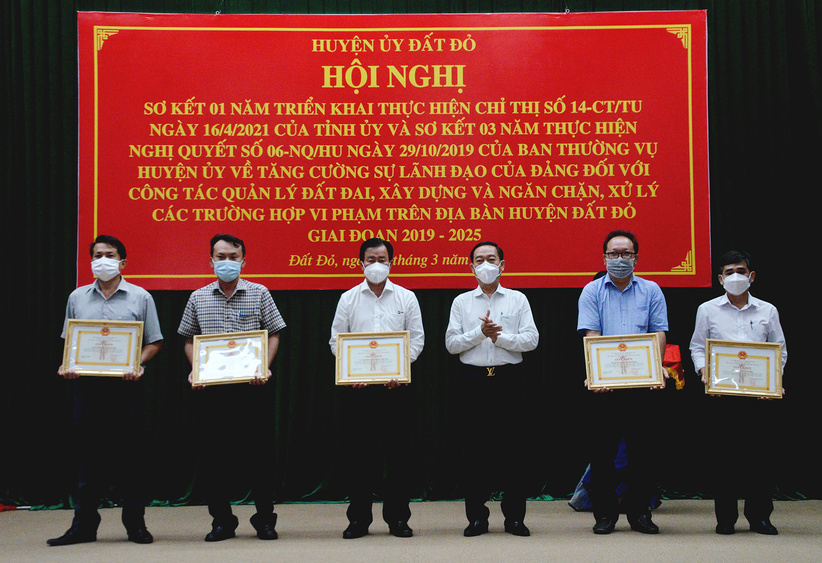 Ông Lê Văn Hòa, Bí thư Huyện ủy, Chủ tịch HĐND  huyện Đất Đỏ tặng Giấy khen cho các tập thể.