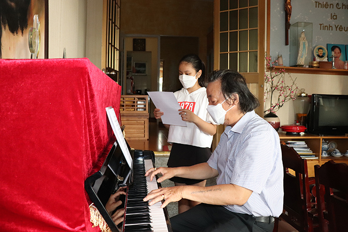 Nhạc sĩ Hoàng Lương hướng dẫn em Lê Đỗ Thảo Vy, HS lớp 6, Trường THCS Phước Thắng, TP.Vũng Tàu hát ca khúc Xin Người hãy nghe lời con!