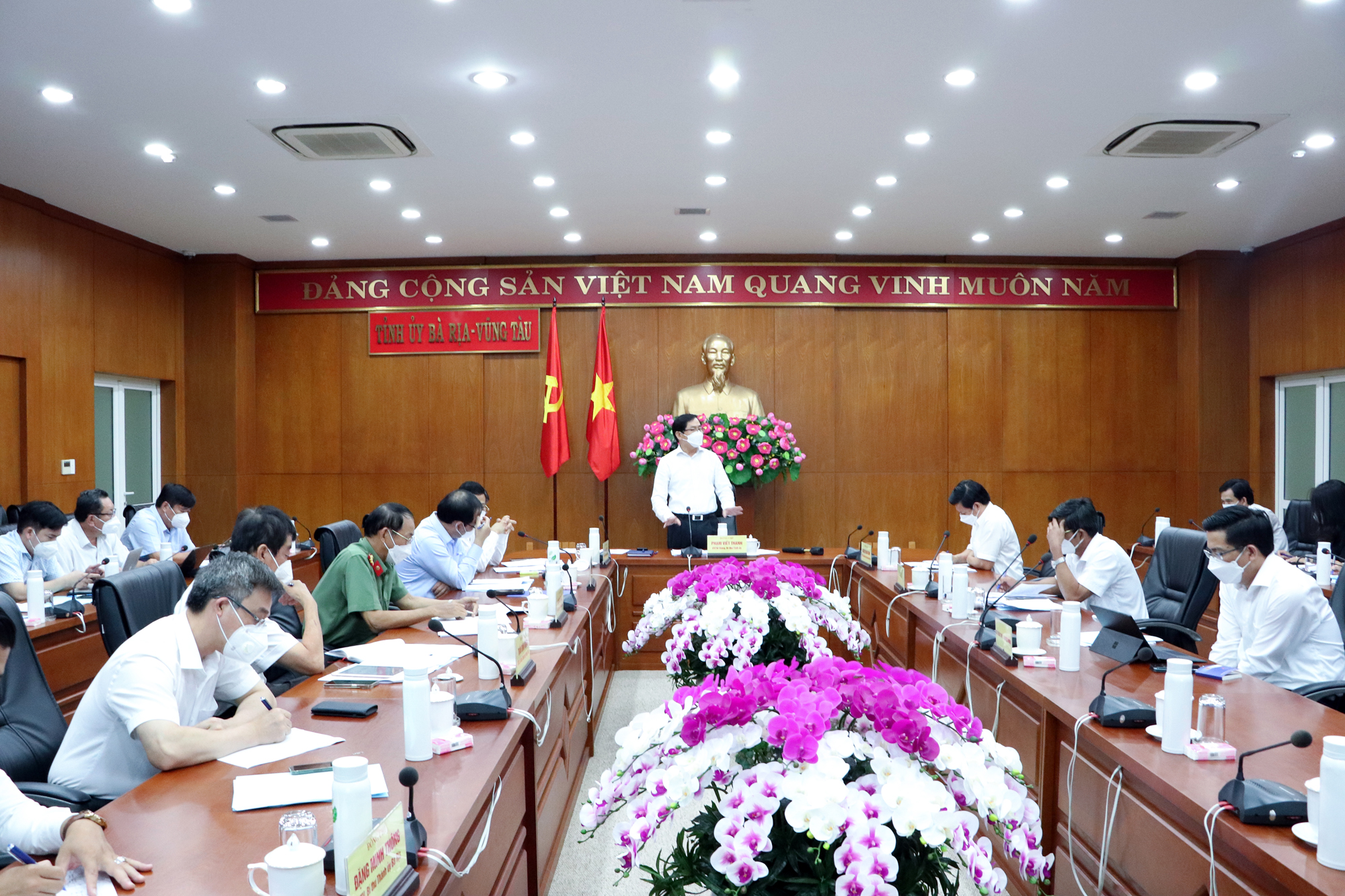 Ông Phạm Viết Thanh, Ủy viên Trung ương Đảng, Bí thư Tỉnh ủy, Chủ tịch HĐND tỉnh phát biểu chỉ đạo tại cuộc họp.