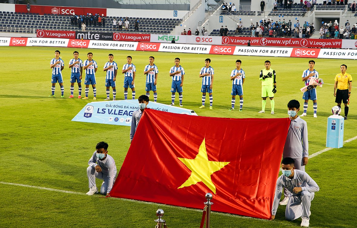 Các cầu thủ BR-VT làm nghi thức chào cờ trước trận đấu.