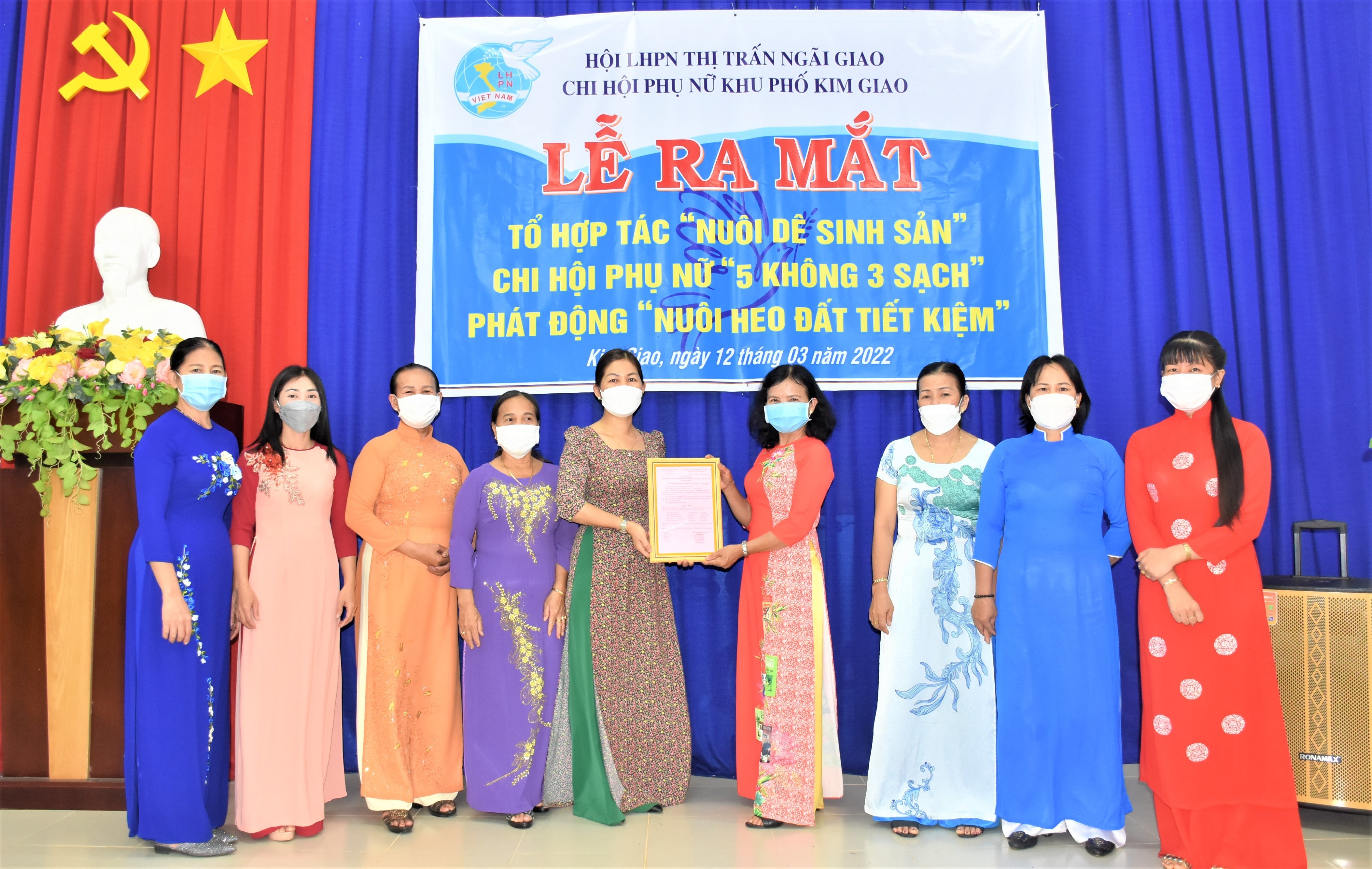 Đại diện Hội LHPN TT.Ngãi Giao trao quyết định thành lập tổ hợp tác 