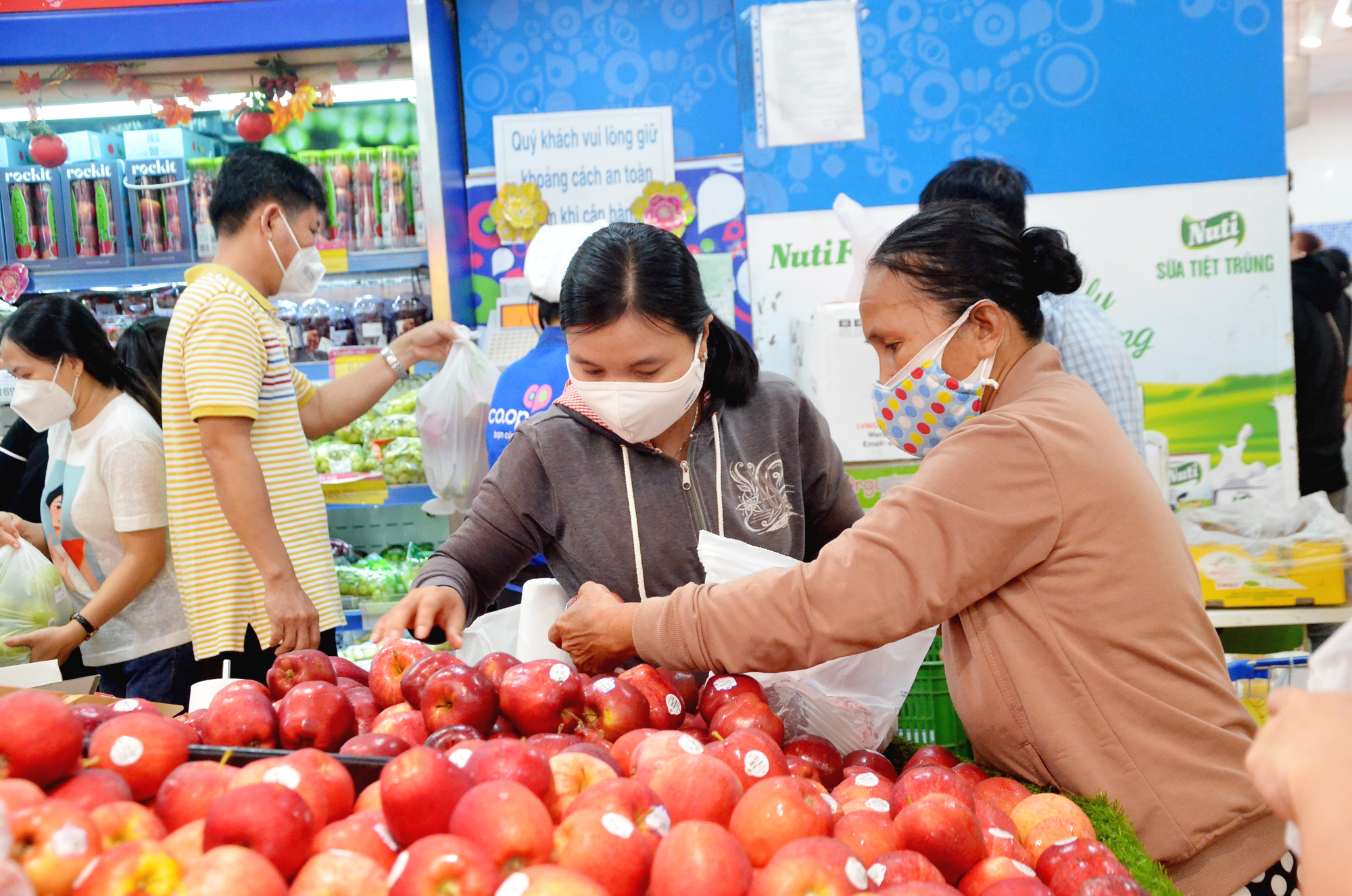 Người dân mua sắm tại Co.op Mart Bà Rịa.