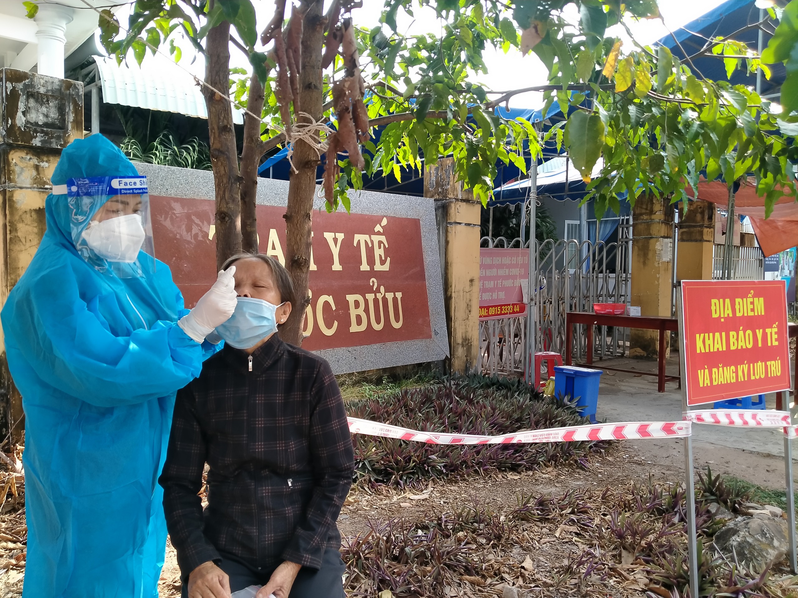Nhân viên y tế lấy mẫu xét nghiệm COVID-19 cho 1 trường hợp F0 sau thời gian điều trị tại nhà trên địa bàn huyện Xuyên Mộc. Ảnh: THANH HỒNG