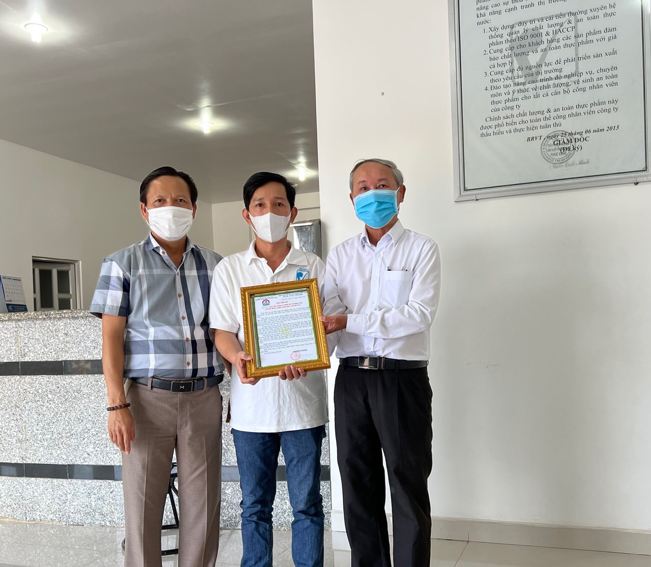 Đại diện Phòng GD-ĐT huyện Châu Đức trao thư cảm ơn tới lãnh đạo Công ty TNHH hạt điều Phúc Vinh.