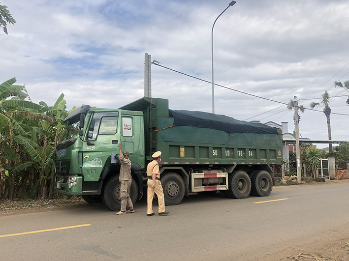 Một xe ben có TLBT trên 16 tấn, trên xe chở đất đá vượt thùng.
