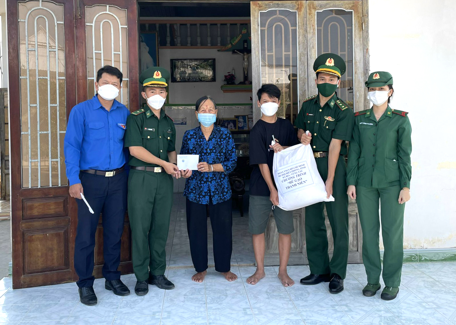 Đoàn viên thanh niên Đồn Biên phòng Phước Thuận tặng gạo cho hộ nghèo trên địa bàn đóng quân.