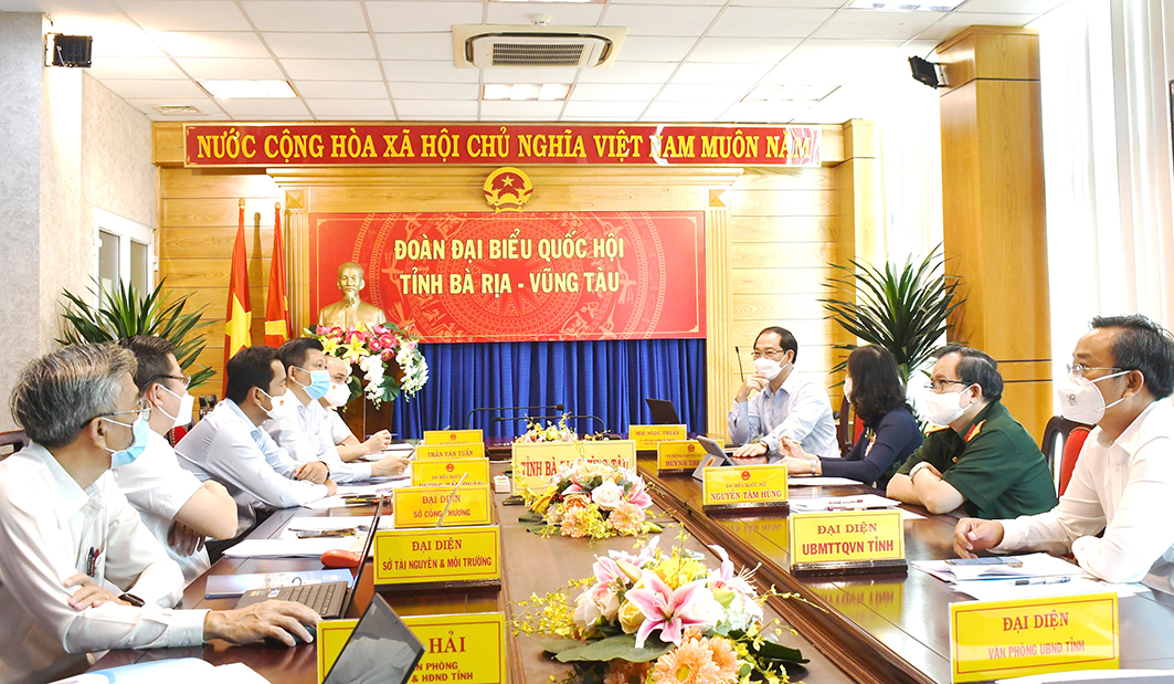 Các đại biểu tham dự Phiên chất vấn tại điểm cầu Văn phòng Đoàn Đại biểu Quốc hội tỉnh.