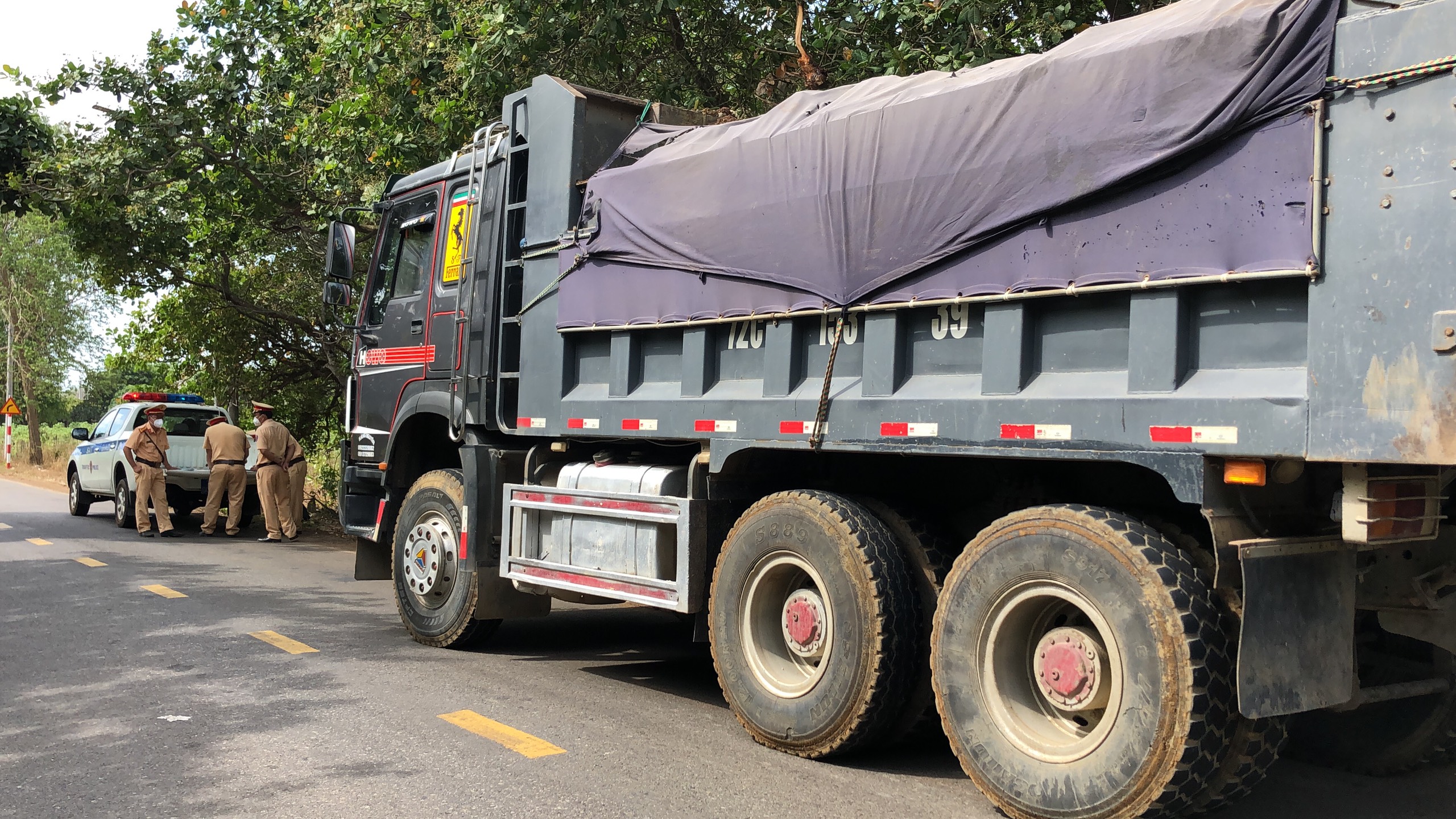 Đội CSGT huyện Châu Đức xử lý xe ben vi phạm chở hàng quá chiều cao thùng vào hôm 14/3.