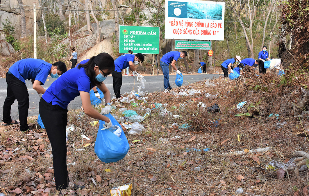 ĐVTN ra quân dọn vệ sinh, thu gom rác thải dọc đường lên núi Minh Đạm.