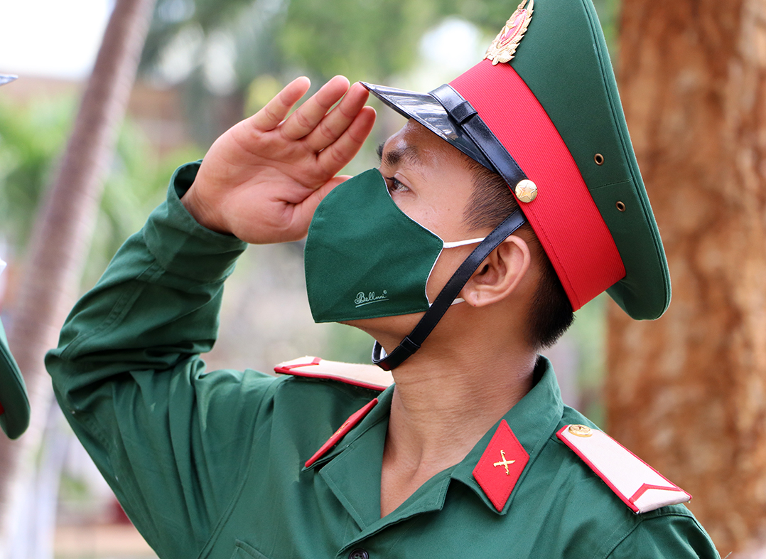 Một chiến sĩ mới thực hiện động tác chào. 