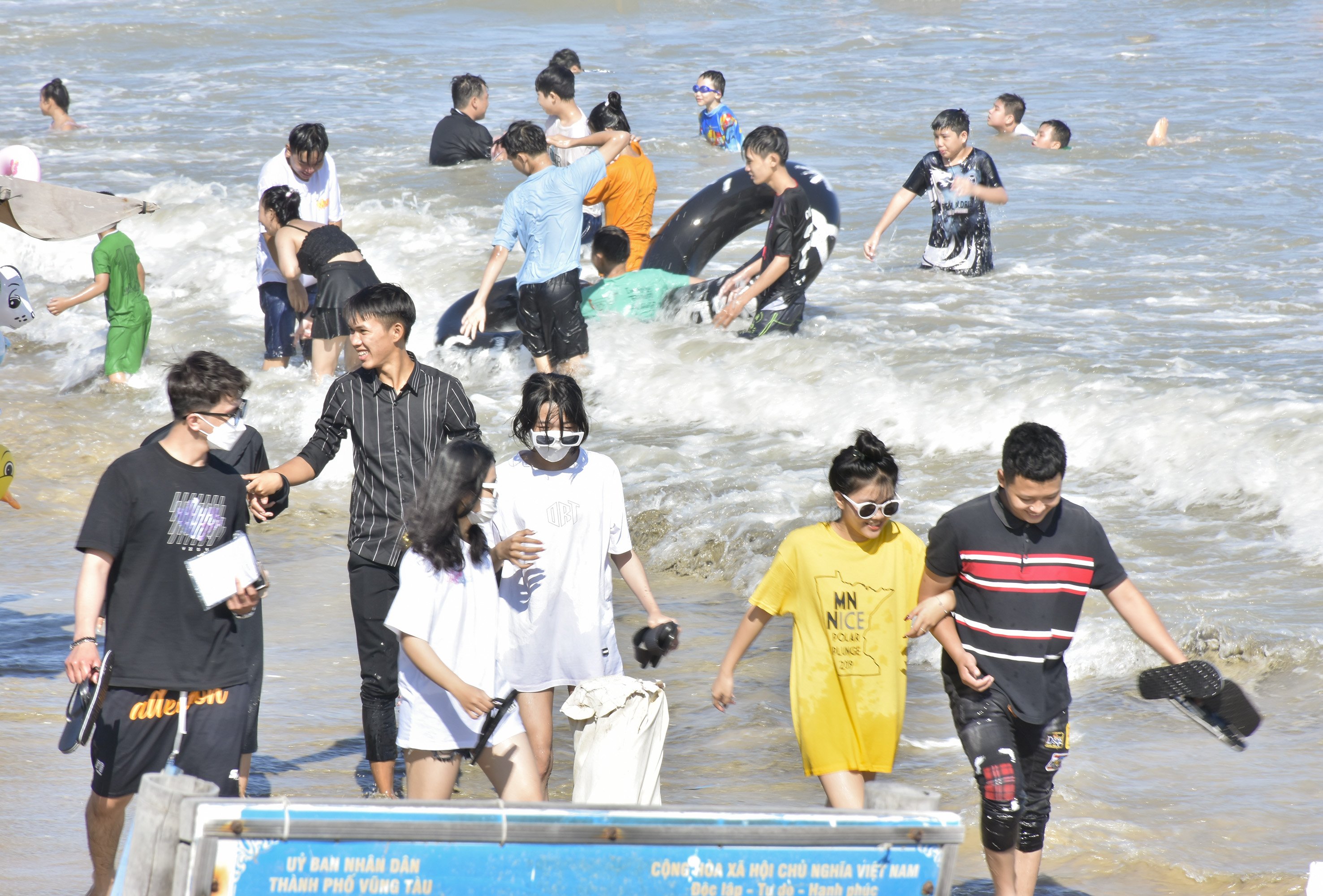 Doanh thu dịch vụ lưu trú, ăn uống trên địa bàn TP.Vũng Tàu quý I năm 2022 ước đạt 1.987 tỷ đồng (đạt 30,42% kế hoạch, tăng 38,56% so với cùng kỳ). Trong ảnh: Du khách vui chơi tắm biển đợt nghỉ Tết nguyên đán Nhâm dần. Ảnh: MỸ LƯƠNG.