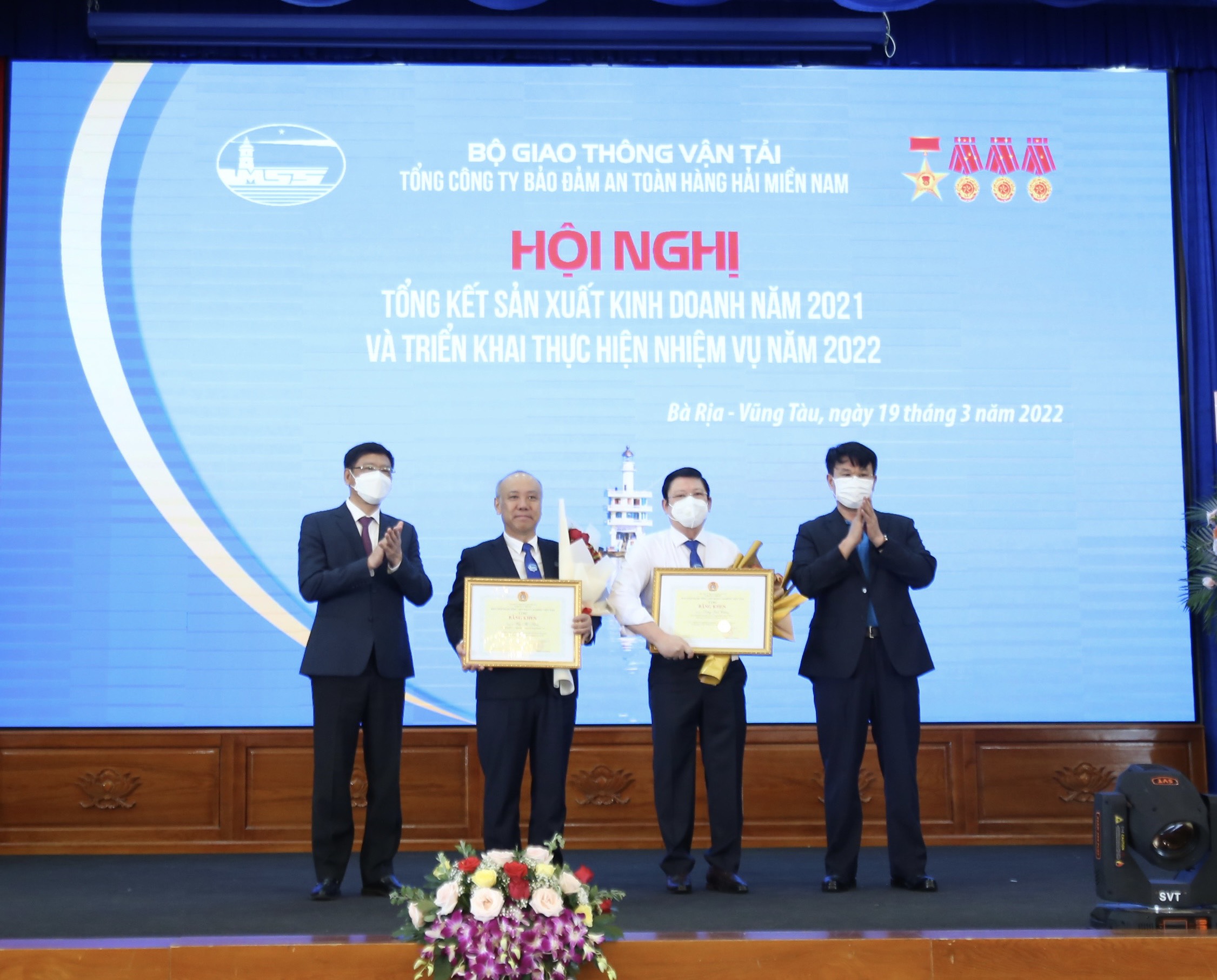 Thứ trưởng Bộ GT-VT Nguyễn Xuân Sang và Chủ tịch Công đoàn GT-VT Việt Nam tặng Bằng khen củaTổng LĐLĐ Việt Nam và Công đoàn GT-VT cho các cá nhân có thành tích xuất sắc của VMS-South