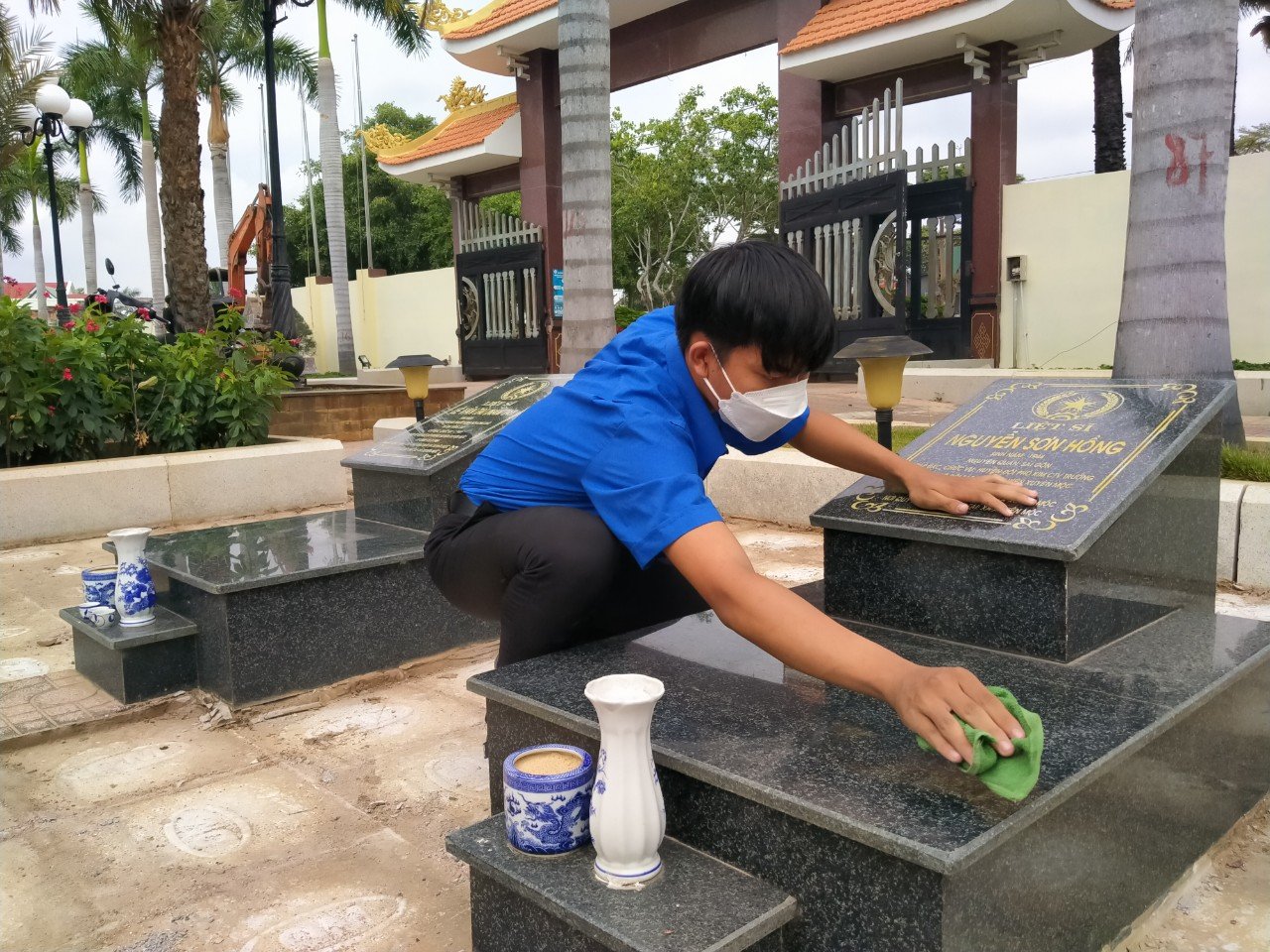 Đoàn viên thanh niên huyện Xuyên Mộc chăm sóc mộ phần liệt sĩ tại Nghĩa trang liệt sĩ huyện.