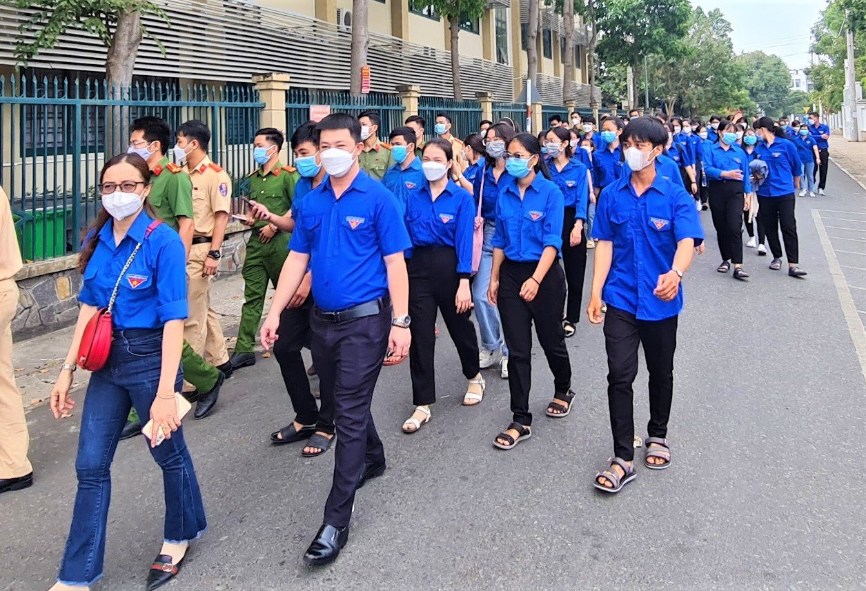 ĐVTN TP.Bà Rịa đi bộ hưởng ứng chương trình 