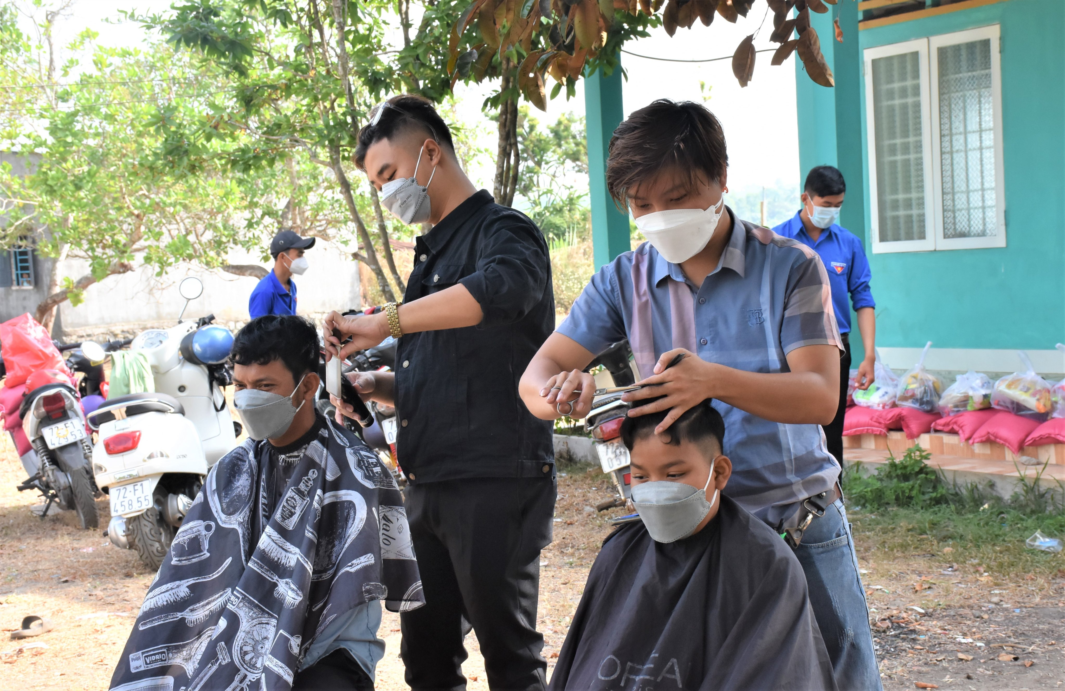 ĐVTN xã Kim Long (huyện Châu Đức) thực hiện cắt tóc miễn phí cho đồng bào dân tộc Châu Ro tại địa phương.