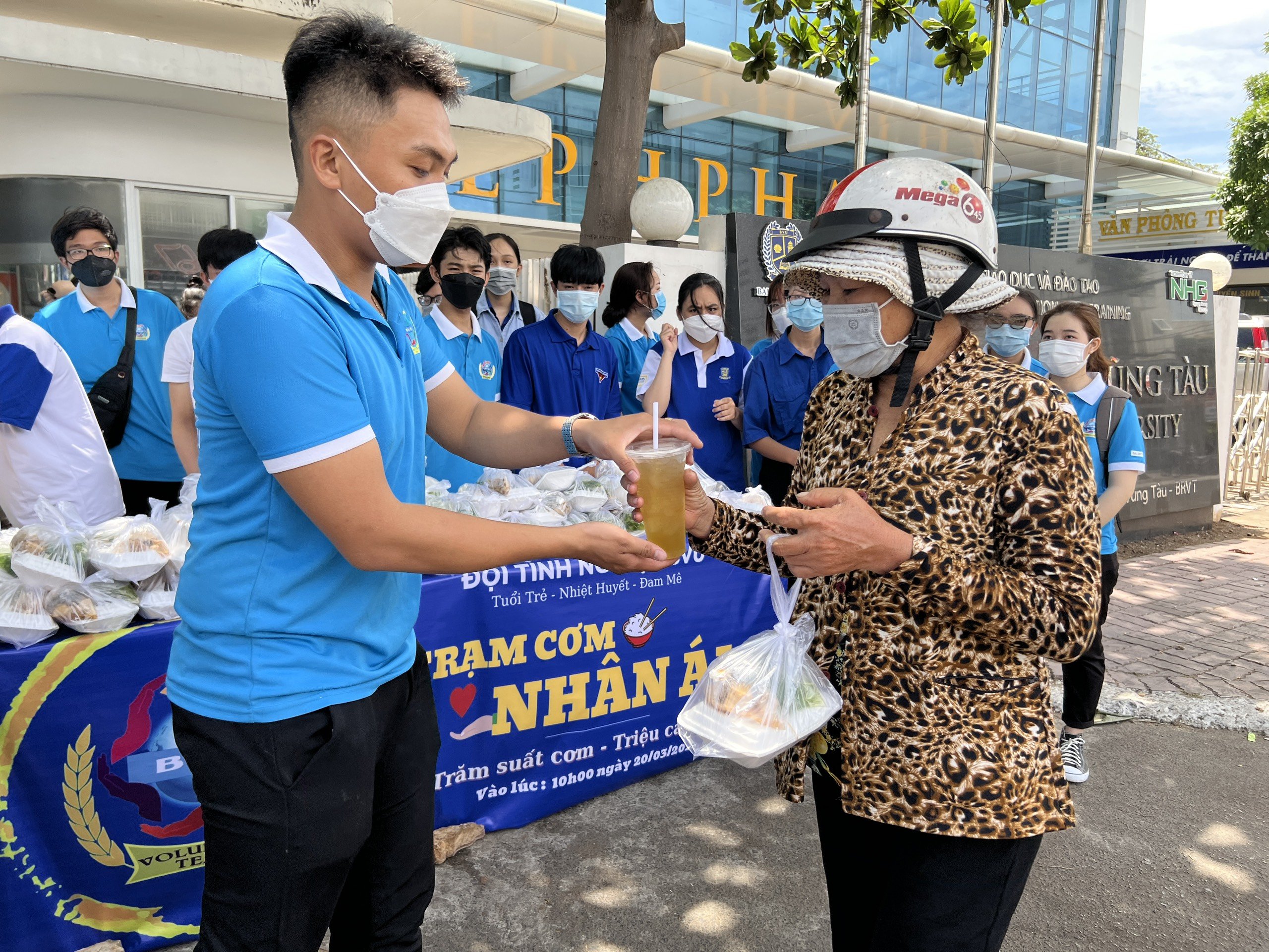 Các SV Đội tình nguyện BVU phát cơm tới người khó khăn trong chương trình Trạm cơm nhân ái.