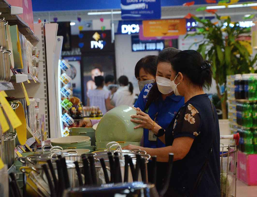 Người dân chọn mua rổ nhựa, chảo vân đá tại khu vực trưng bày sản phẩm của chương trình “Co.op Mart Bà Rịa chia sẻ áp lực chi tiêu với người tiêu dùng” sáng 20/3.