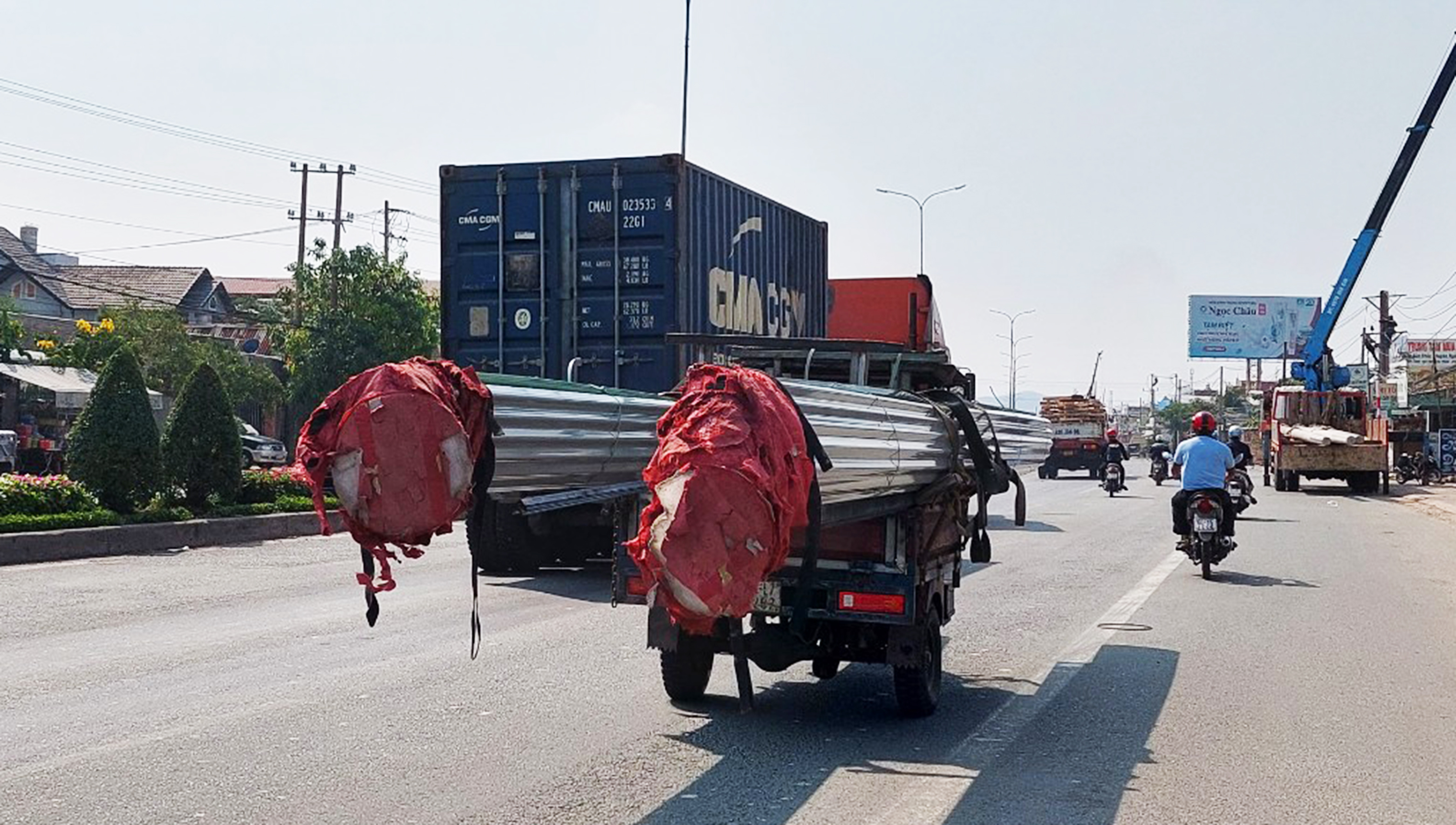 Xe ba gác chở tôn cồng kềnh, dài cả chục mét lưu thông trên QL51.