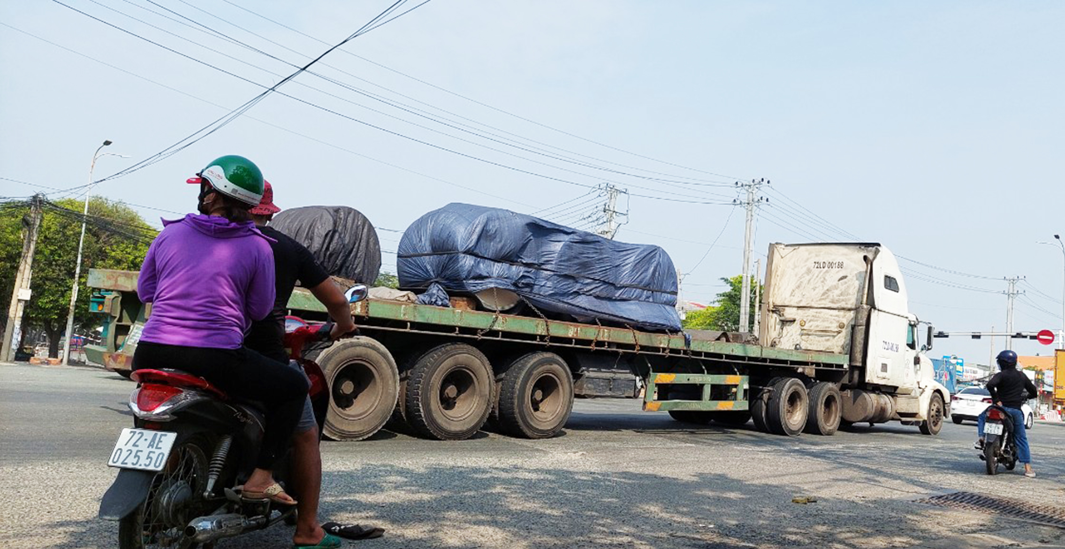 Xe container kéo theo nhiều cuộn thép chạy với tốc độ cao lưu thông trên QL51.