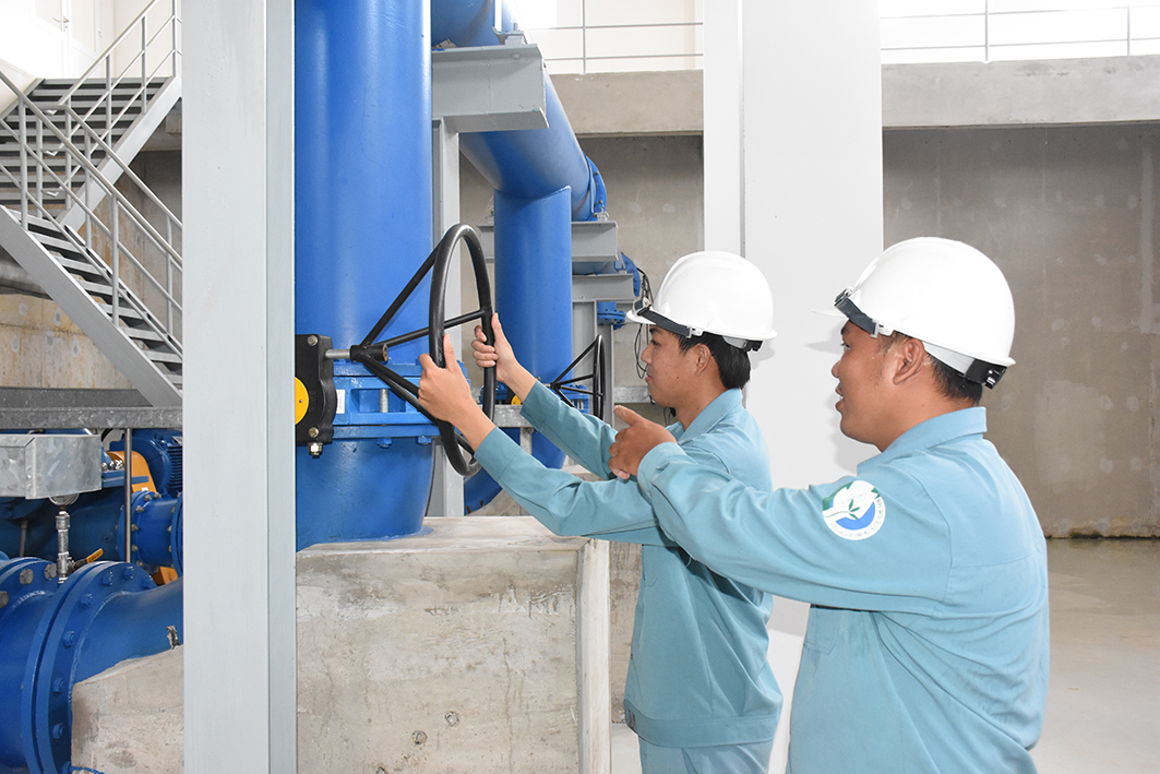 BR-VT đang nỗ lực thực hiện nhiều giải pháp để bảo vệ nguồn nước phục vụ cho sinh hoạt và sản xuất. Trong ảnh: Công nhân nhà máy nước hồ Đá Bàng (huyện Đất Đỏ) vận hành hệ thống sản xuất nước sạch.