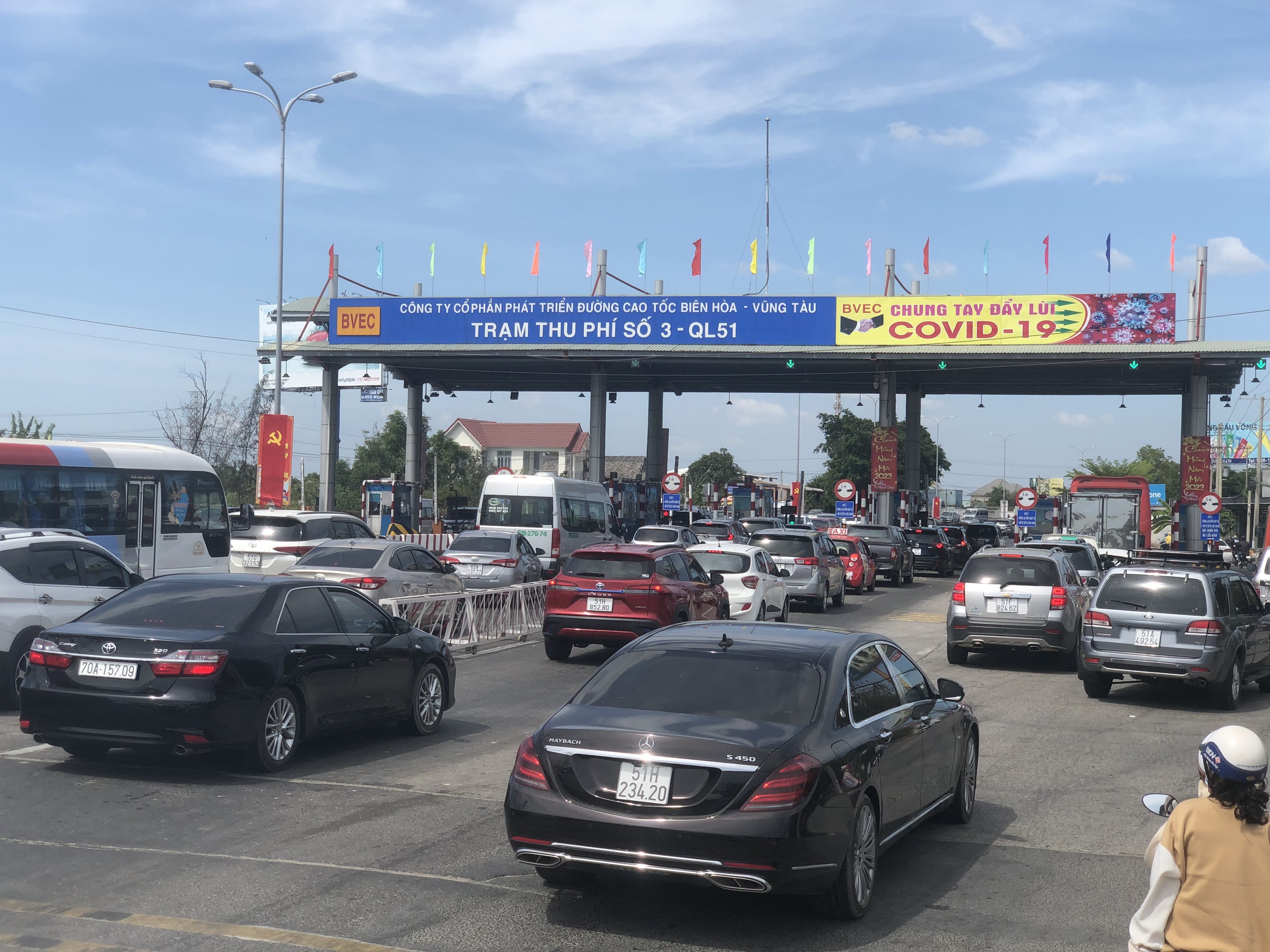 Cử tri Bà Rịa-Vũng Tàu kiến nghị cần sớm kết thúc việc thu phí trên QL51. Ảnh chụp tại Trạm thu phí số 3 (xã Tân Hải, TX.Phú Mỹ).