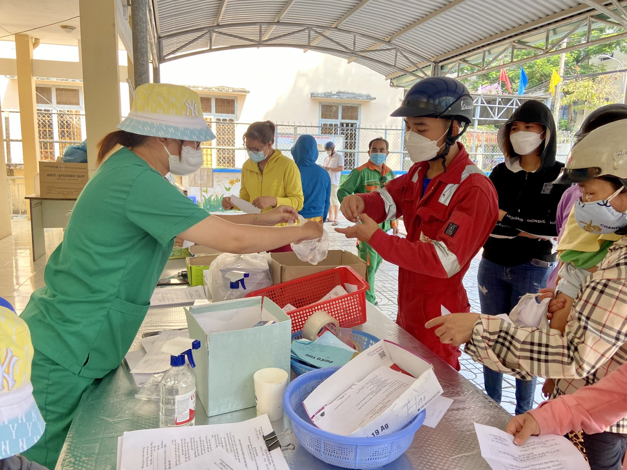 F0 không tự ý dùng thuốc kháng vi rút khi điều trị tại nhà.  Trong ảnh: Nhân viên y tế Trạm Y tế phường 11 (TP.Vũng Tàu) phát thuốc điều trị triệu chứng cho người nhà F0.