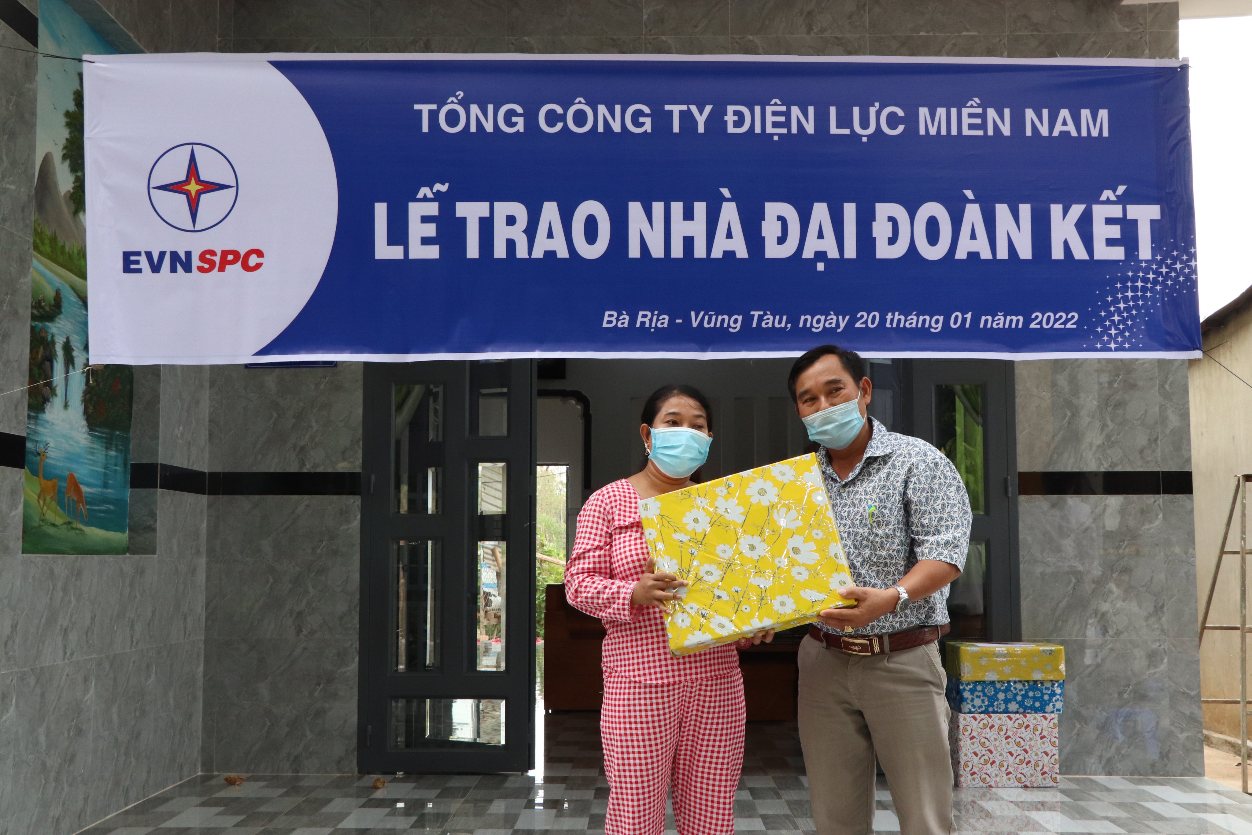 Ông Trần Đình Hảo, Phó Chủ tịch UBND xã Đá Bạc (huyện Châu Đức) trao quà cho hộ gia đình ông Dương Văn Hòa, thôn Lồ Ồ, xã Đá Bạc tại lễ bàn giao nhà Đại đoàn kết