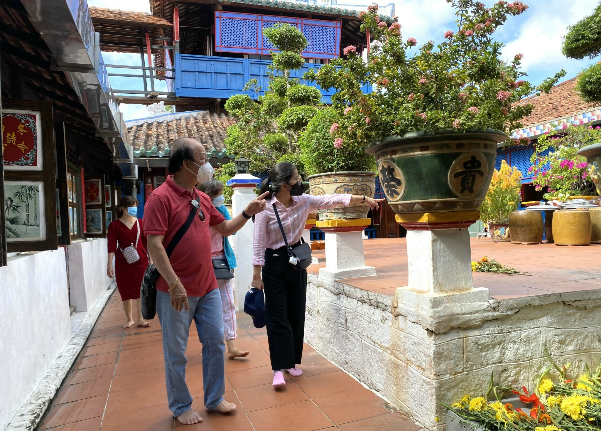 Sau khi cúng Ông Trần, du khách tham quan kiến trúc và khuôn viên Nhà Lớn.