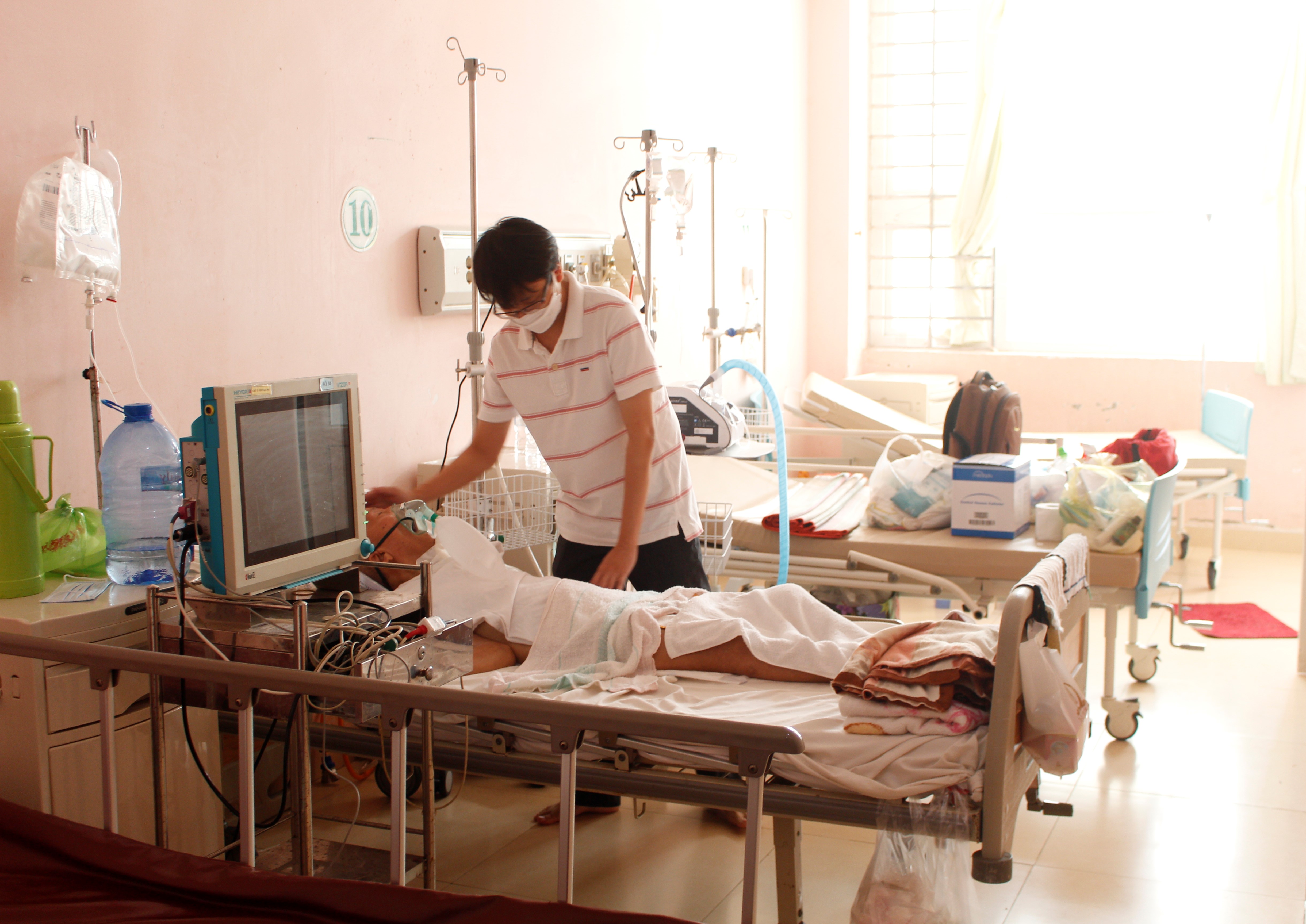 Bệnh viện Bà Rịa tiếp nhận bệnh nhân COVID-19 tầng 3 từ ngày 14/3.  Trong ảnh: Bệnh nhân COVID-19 nặng đang nằm điều trị tại Khoa Nhiễm của Bệnh viện Bà Rịa.
